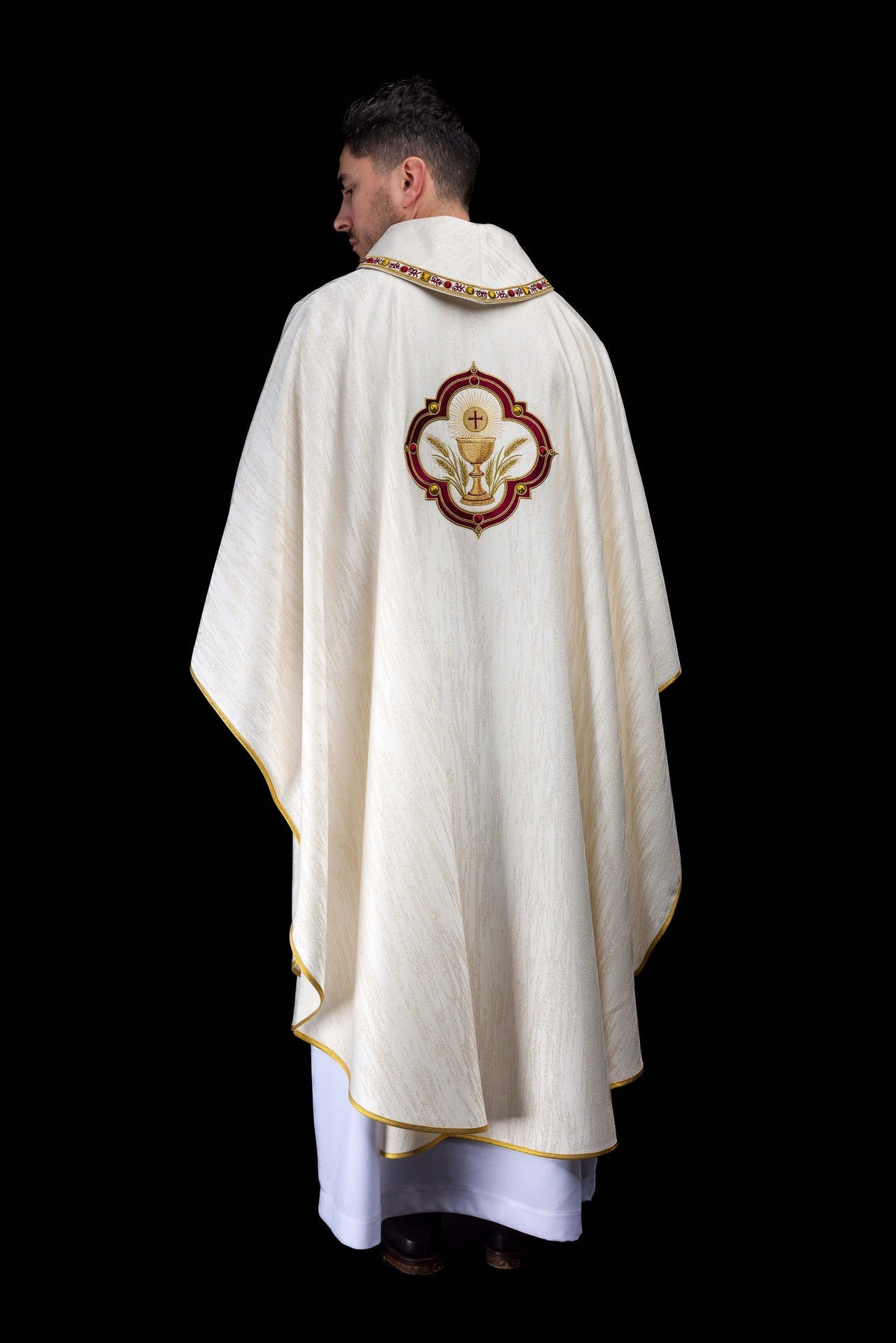 Chasuble embroidered with the image of the Sacred Heart of Jesus and the Eucharistic chalice LE/7076/05 - CHASUBLES.COM