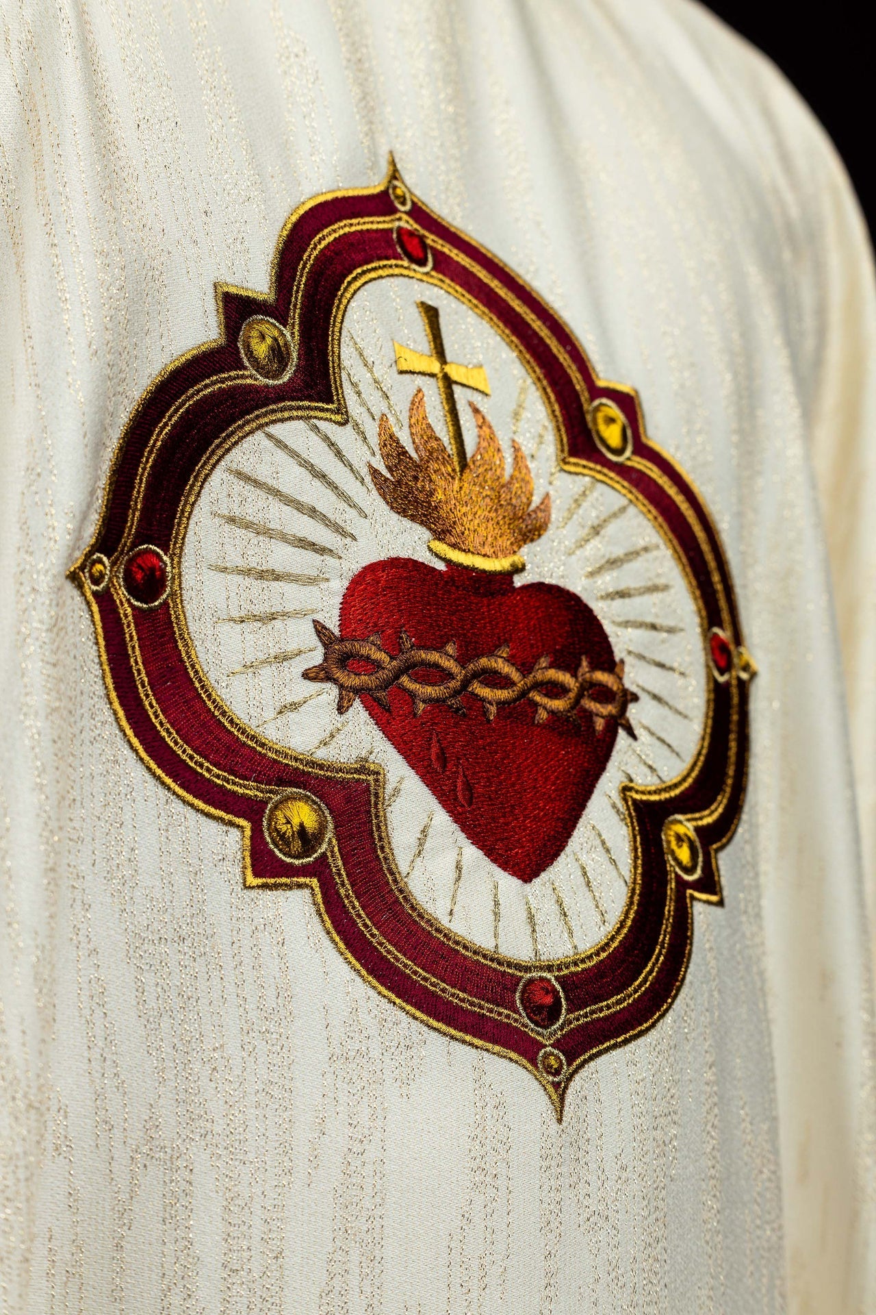Chasuble embroidered with the image of the Sacred Heart of Jesus and the Eucharistic chalice LE/7076/05 - CHASUBLES.COM