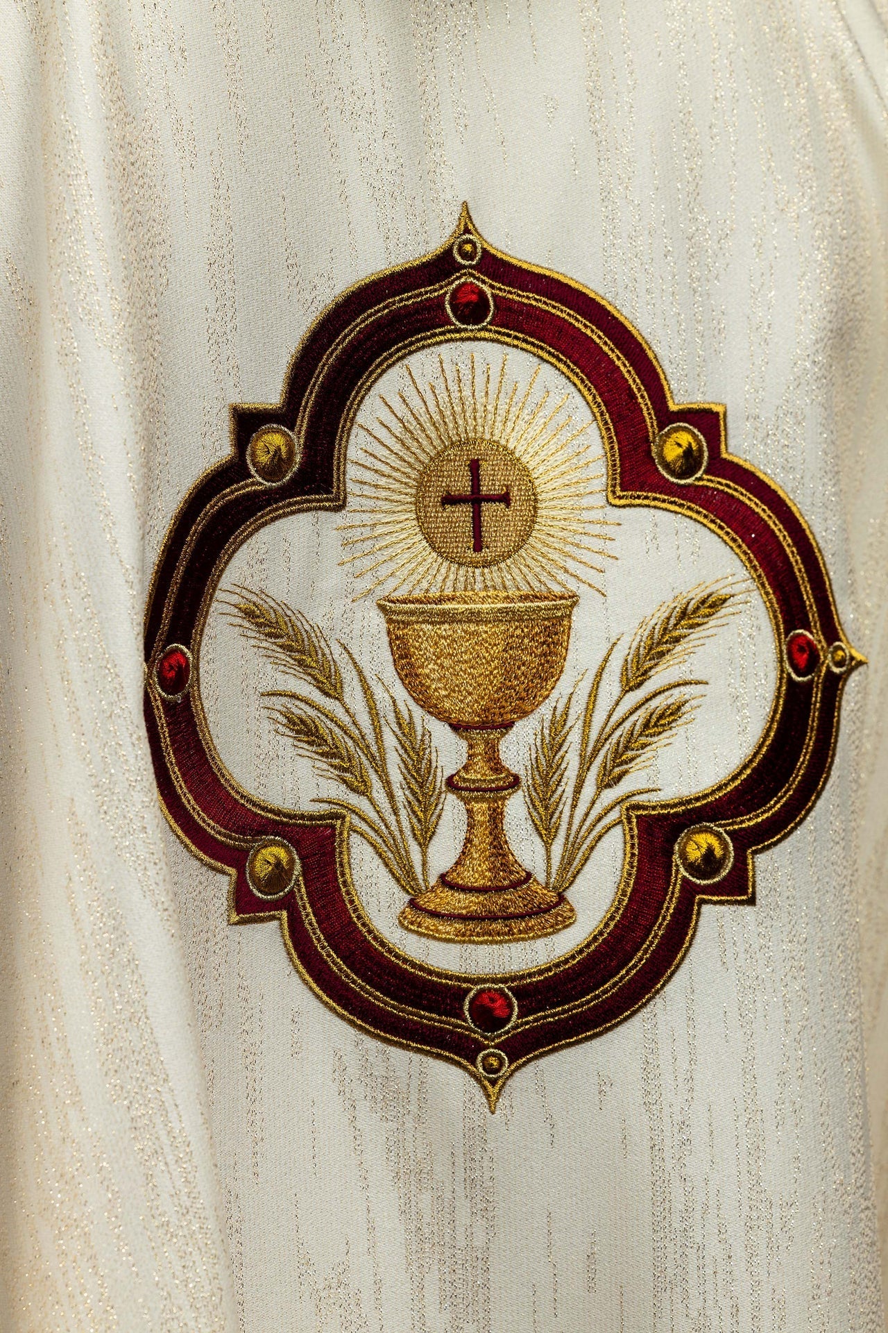Chasuble embroidered with the image of the Sacred Heart of Jesus and the Eucharistic chalice LE/7076/05 - CHASUBLES.COM