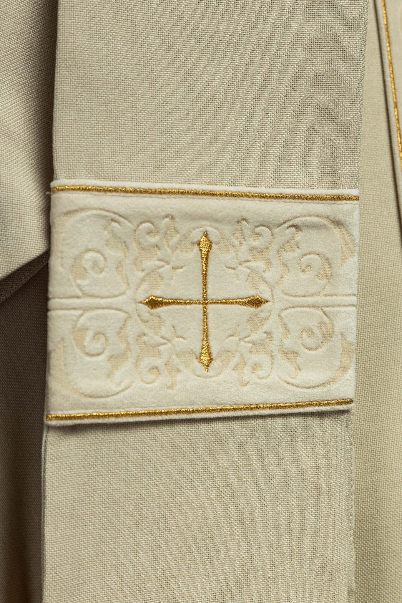 Chasuble in ecru color with an embroidered band and collar decorated with crosses LE/7073/05 - CHASUBLES.COM