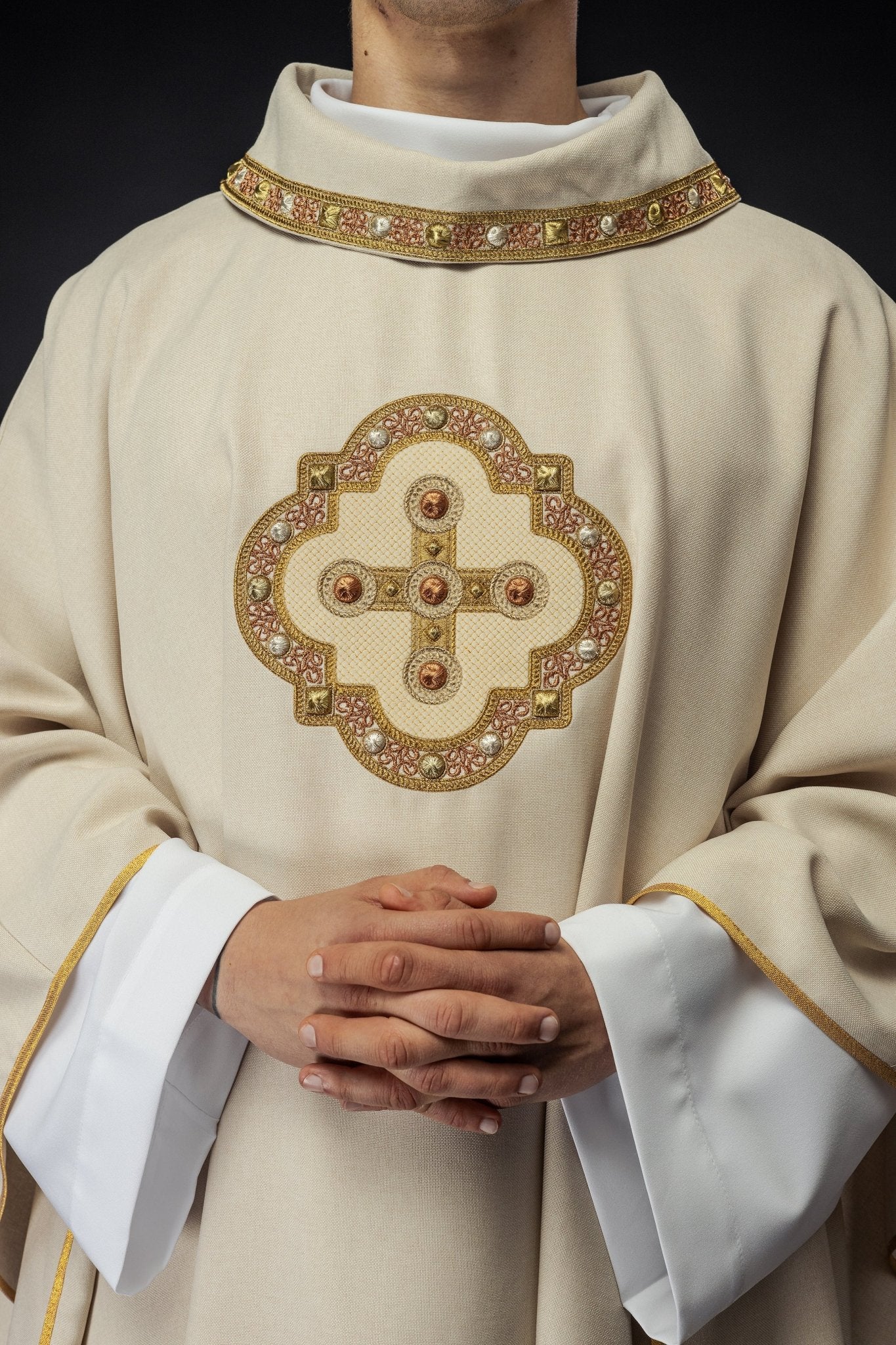 Chasuble in ecru with embroidered piping on the collar and around the embroidery of the cros S - 7066 - 05 - 70 - HAFTINAUSA.COM