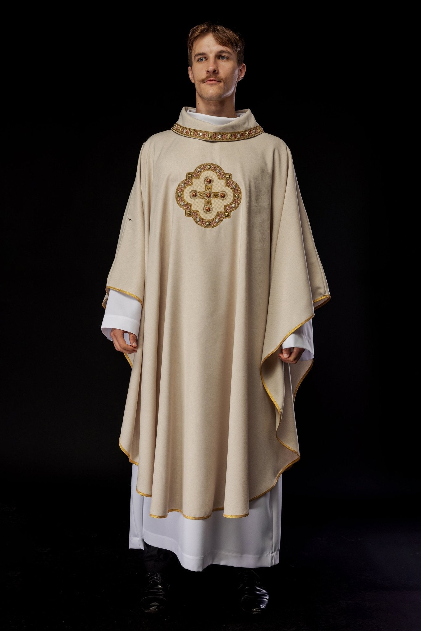 Chasuble in ecru with embroidered piping on the collar and around the embroidery of the cros S - 7066 - 05 - 70 - HAFTINAUSA.COM