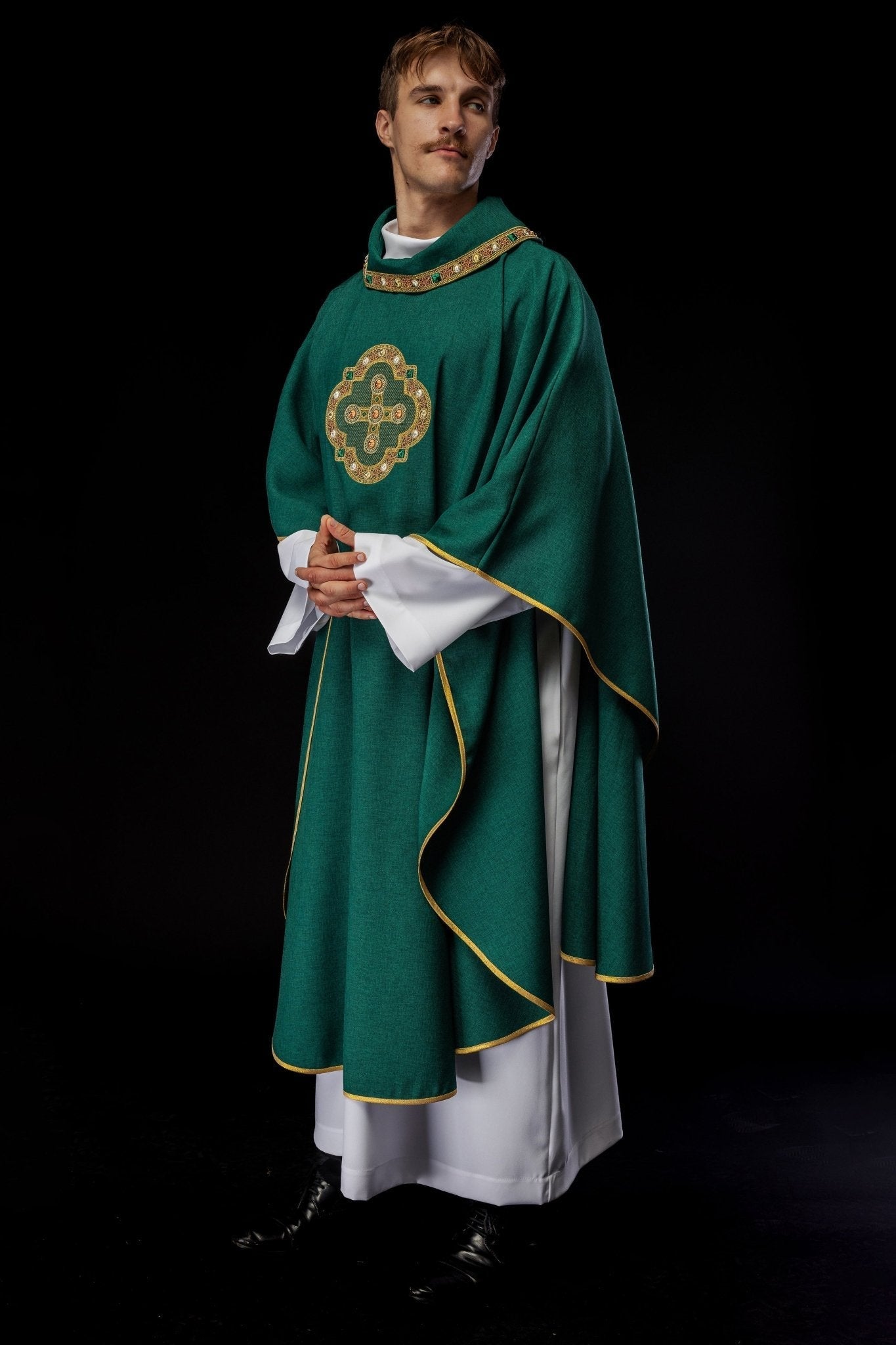 Chasuble in green with embroidered piping on the collar and around the embroidery of the cros S - 7066 - 01 - 70 - HAFTINAUSA.COM