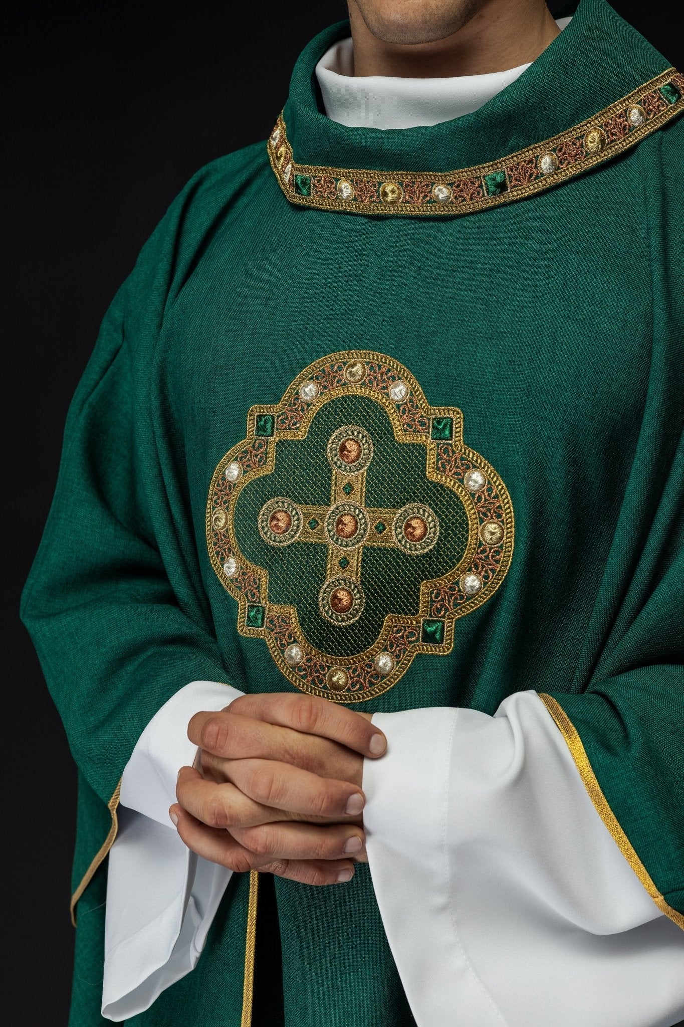 Chasuble in green with embroidered piping on the collar and around the embroidery of the cros S - 7066 - 01 - 70 - HAFTINAUSA.COM