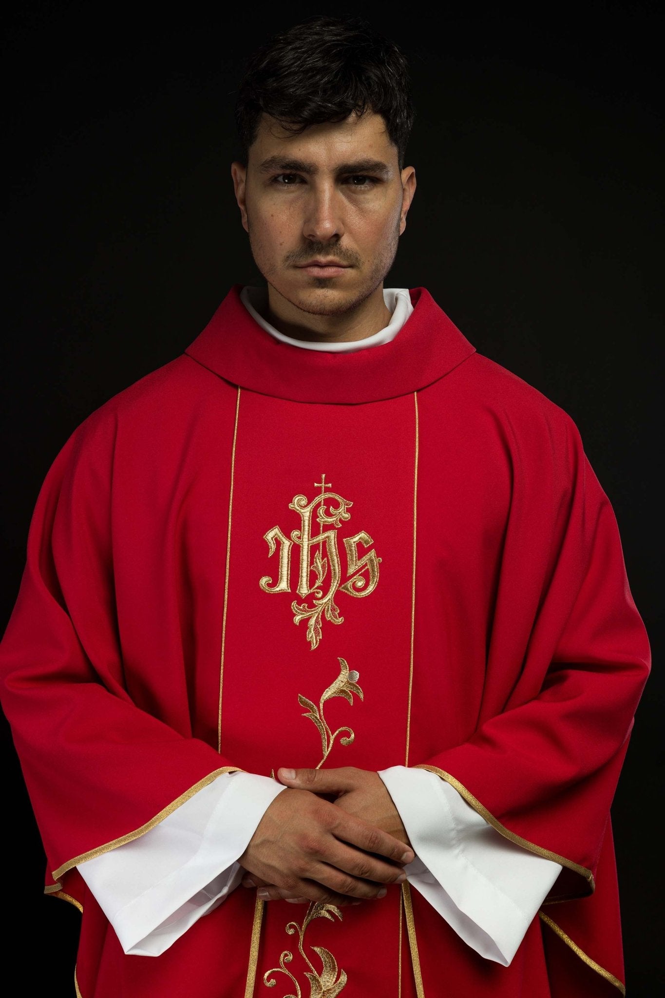 Chasuble in invory with JHS and floral motif KOR/189/02/01 CZERWONY - CHASUBLES.COM