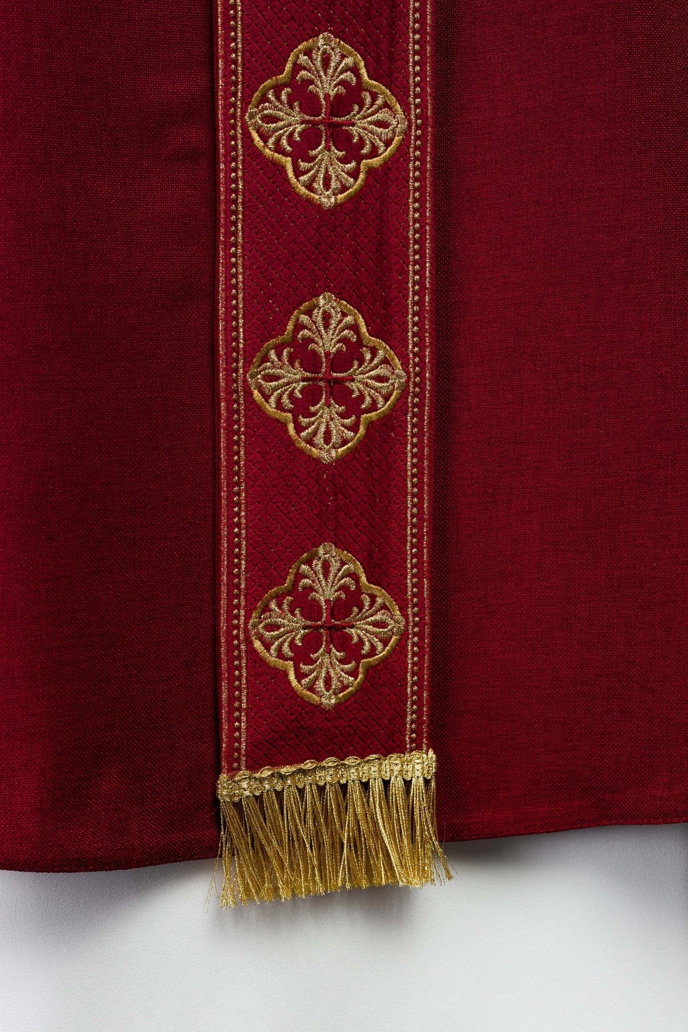Chasuble in red with embroidered belt and crosses on the collar S-7069-02-70 - CHASUBLES.COM