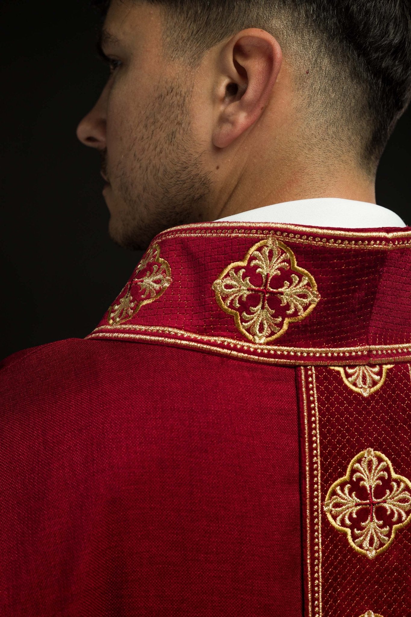 Chasuble in red with embroidered belt and crosses on the collar S-7069-02-70 - CHASUBLES.COM