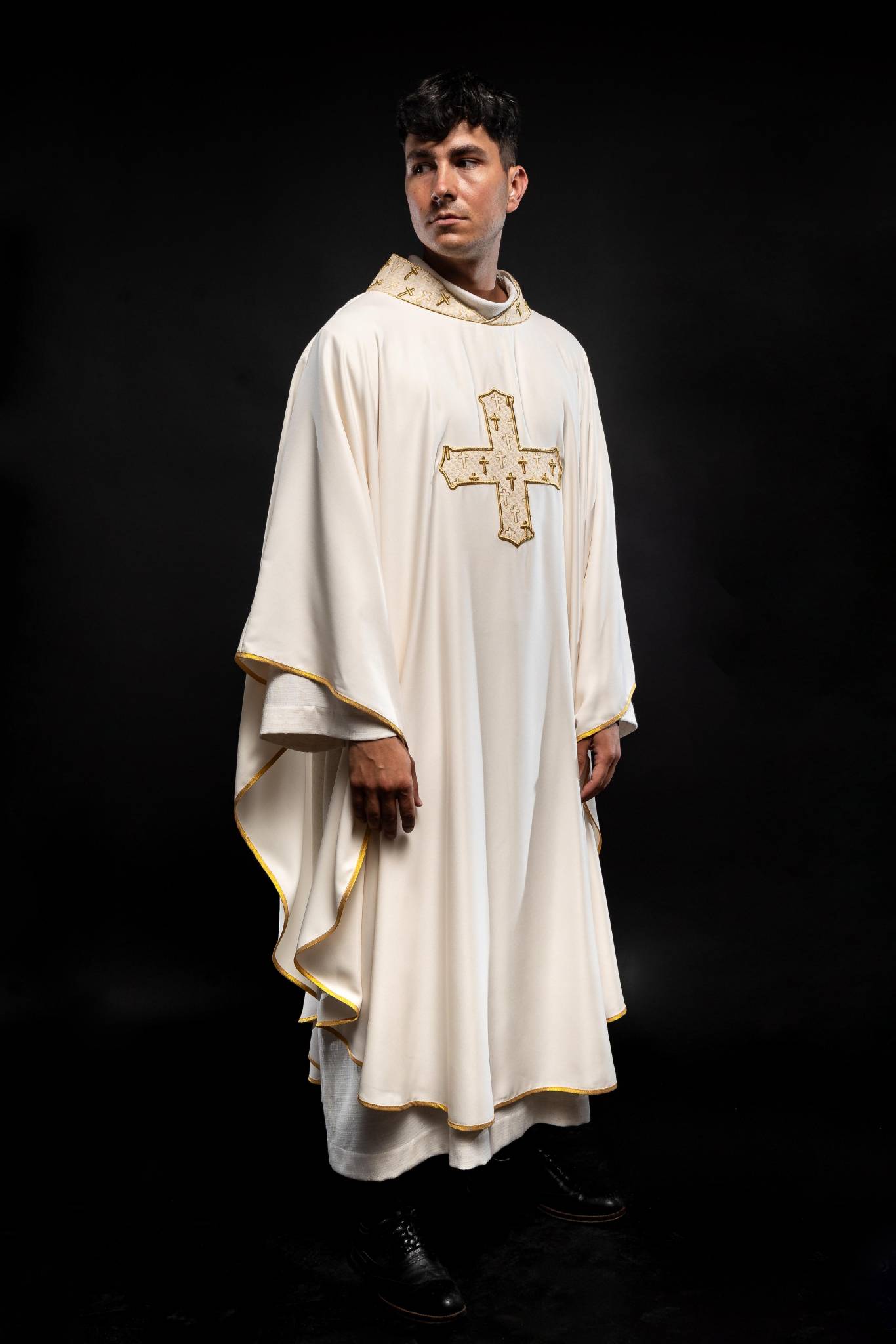 Chasuble made of ecru texture with gold cross embroidery on collar S-7061-05-53 - CHASUBLES.COM