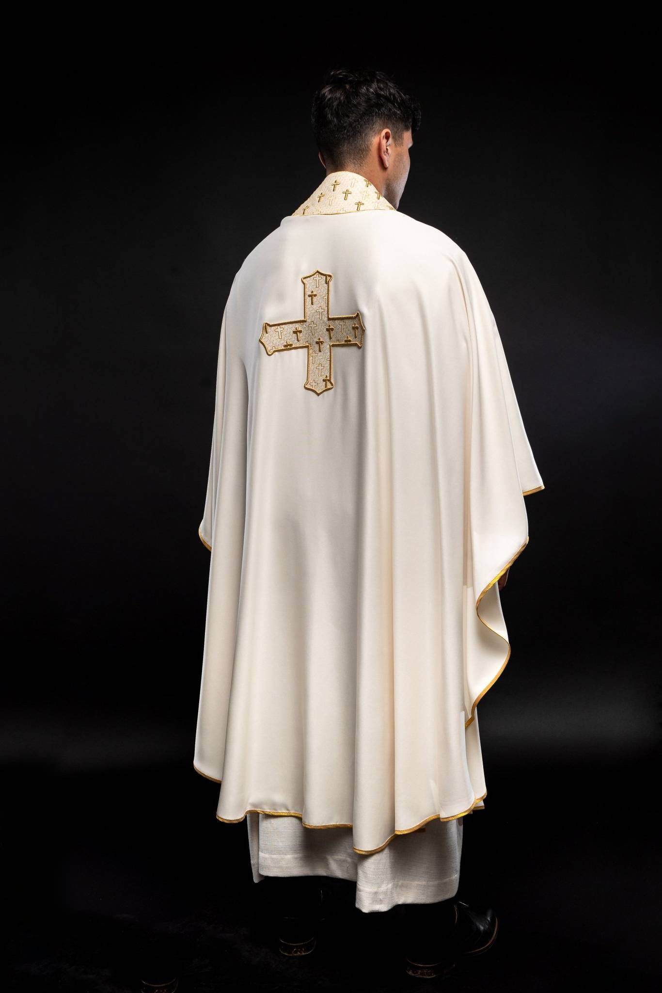Chasuble made of ecru texture with gold cross embroidery on collar S-7061-05-53 - CHASUBLES.COM