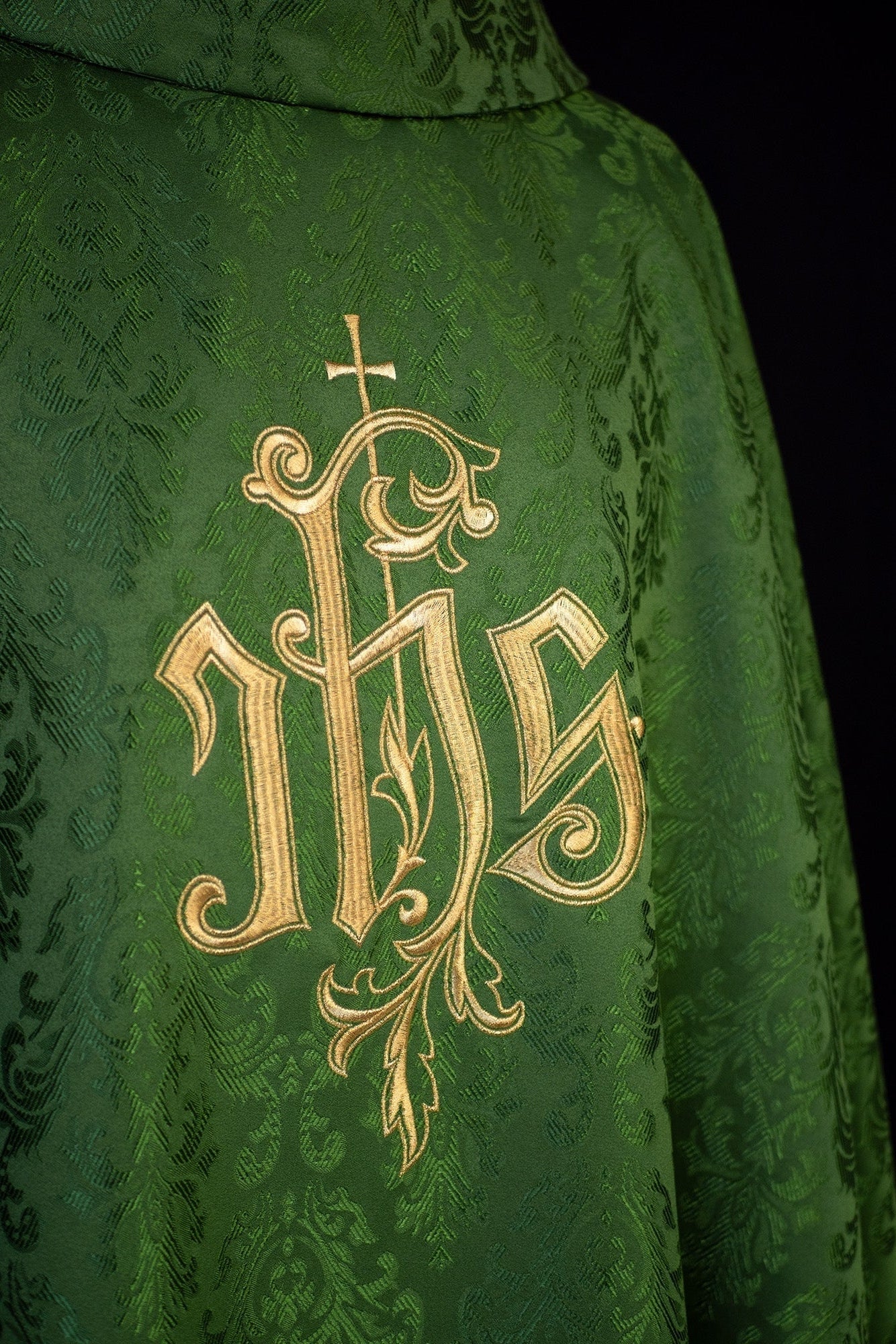 Chasuble made of green floral ornamental texture with classic IHS LE/7032/01 - HAFTINAUSA.COM
