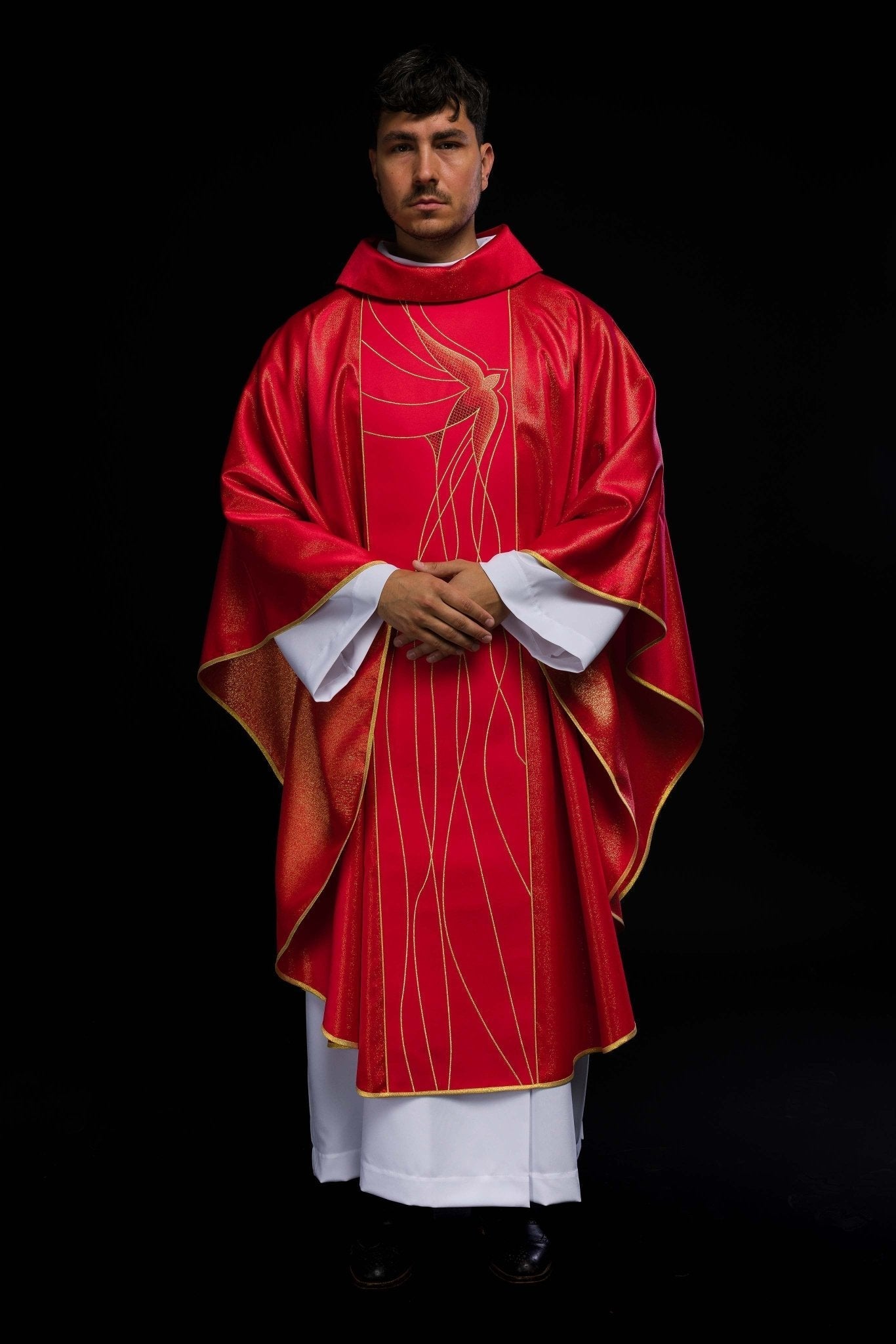 Chasuble made of shiny red fabric with a Holy Spirit Dove LE/7015/02 - HAFTINAUSA.COM