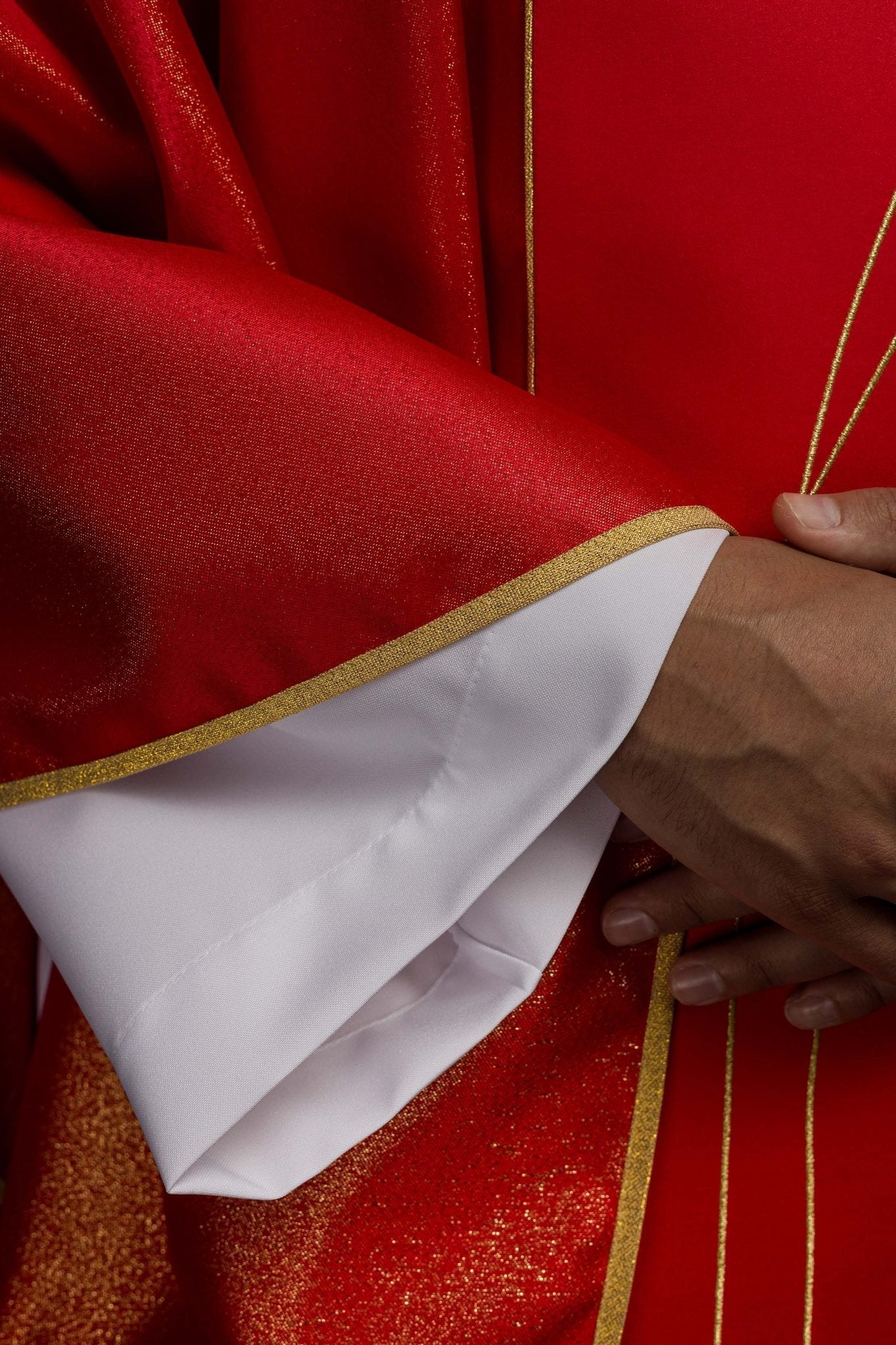 Chasuble made of shiny red fabric with a Holy Spirit Dove LE/7015/02 - HAFTINAUSA.COM