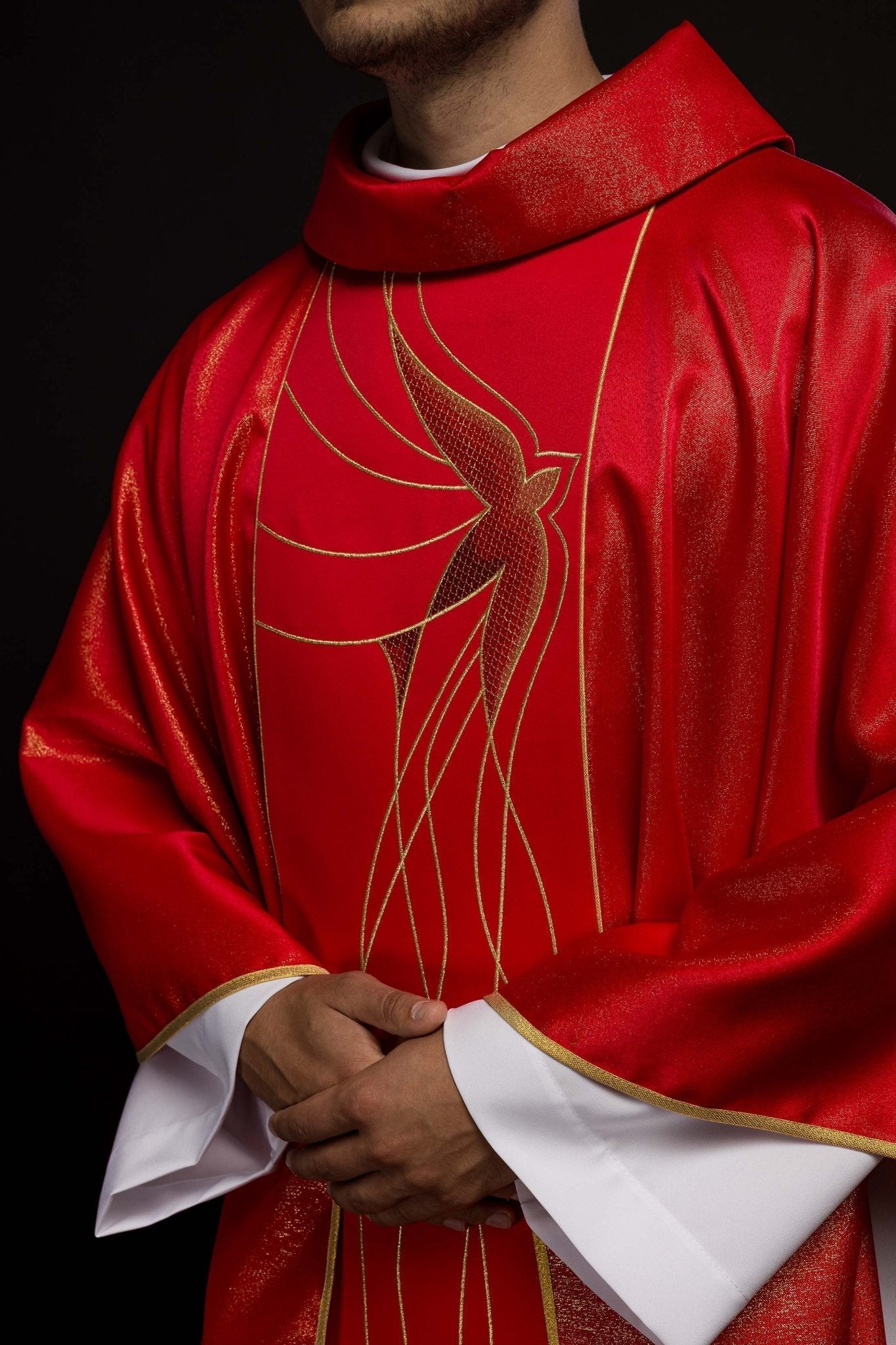 Chasuble made of shiny red fabric with a Holy Spirit Dove LE/7015/02 - HAFTINAUSA.COM