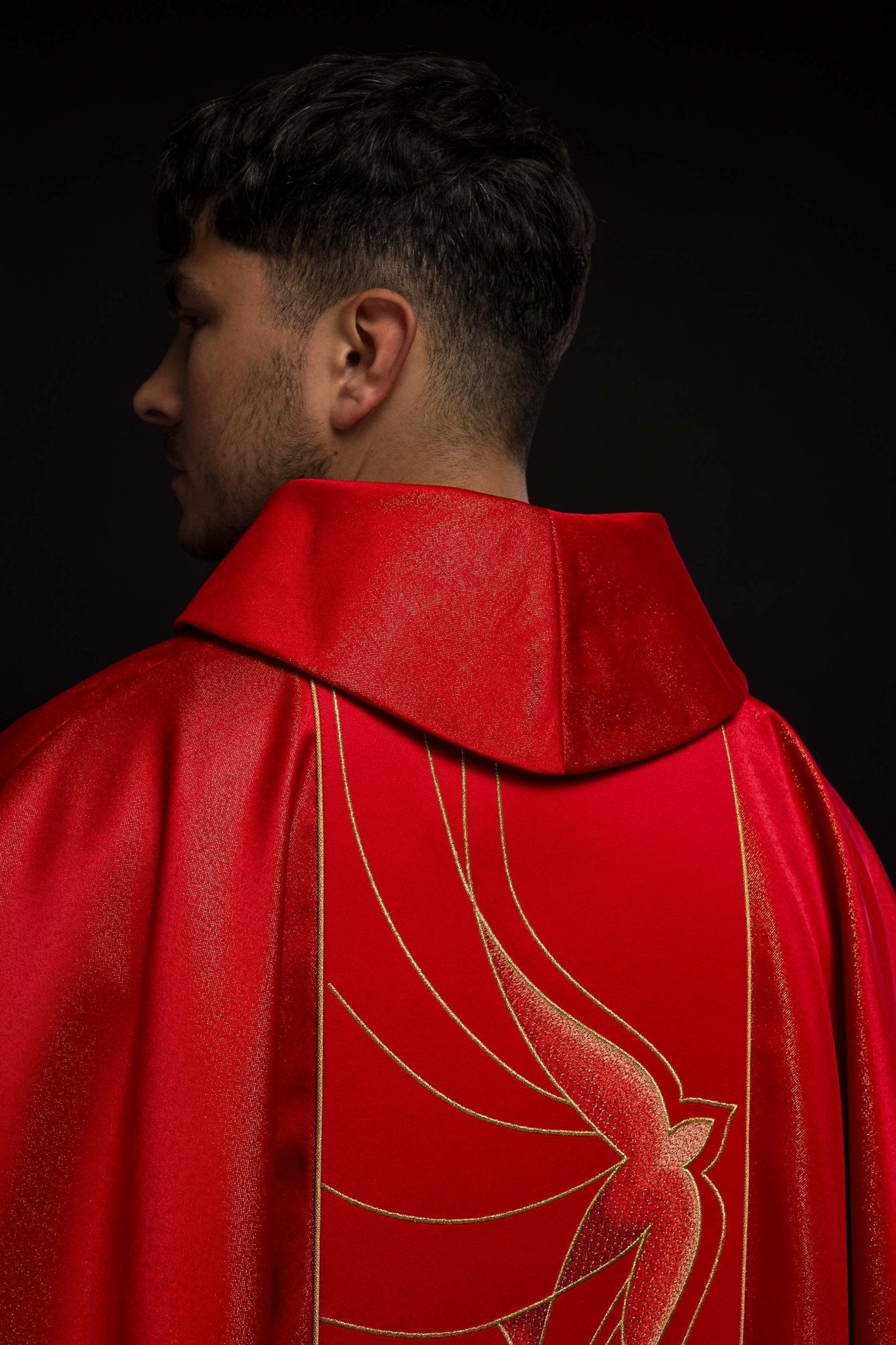 Chasuble made of shiny red fabric with a Holy Spirit Dove LE/7015/02 - HAFTINAUSA.COM