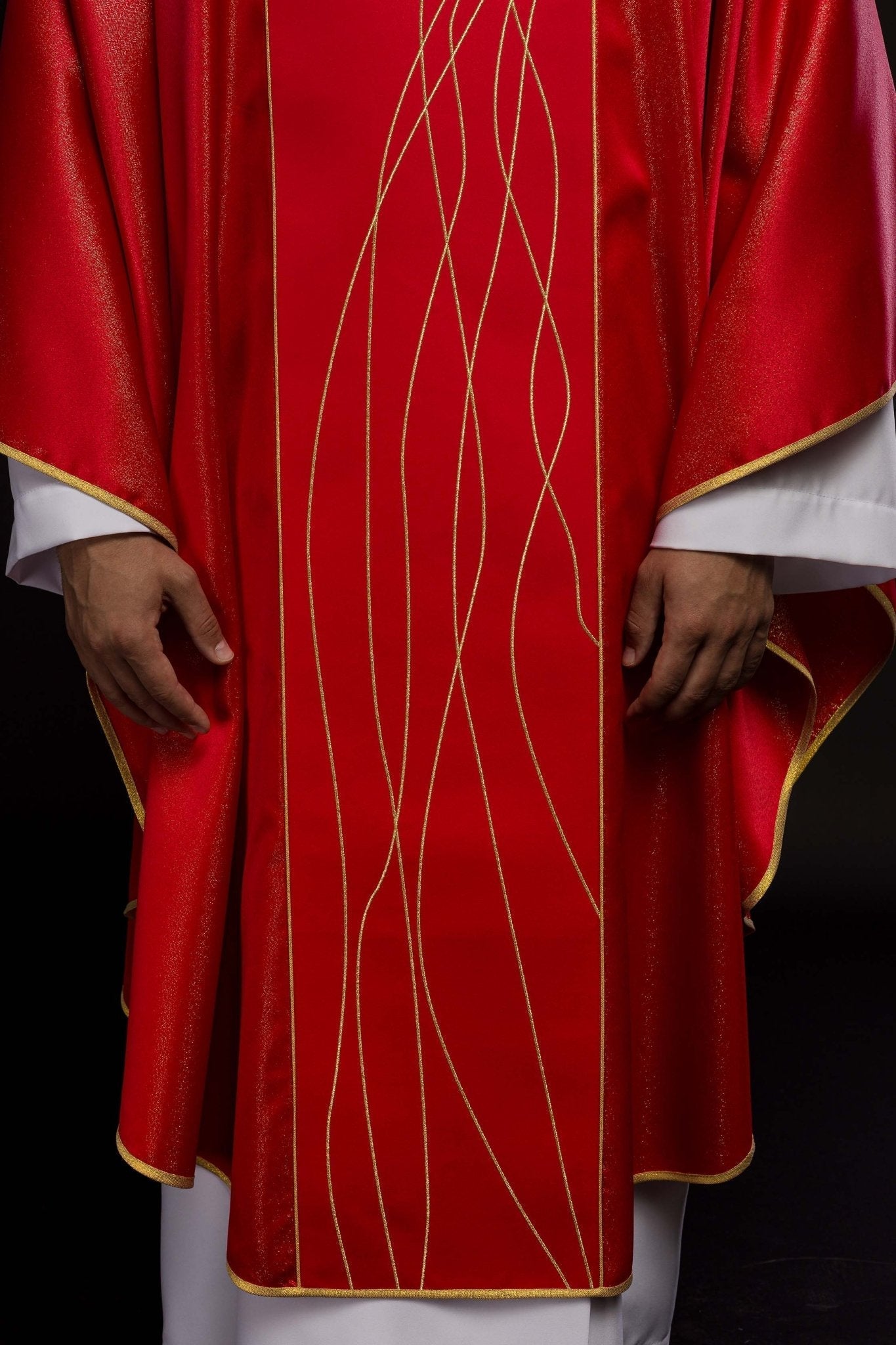 Chasuble made of shiny red fabric with a Holy Spirit Dove LE/7015/02 - HAFTINAUSA.COM