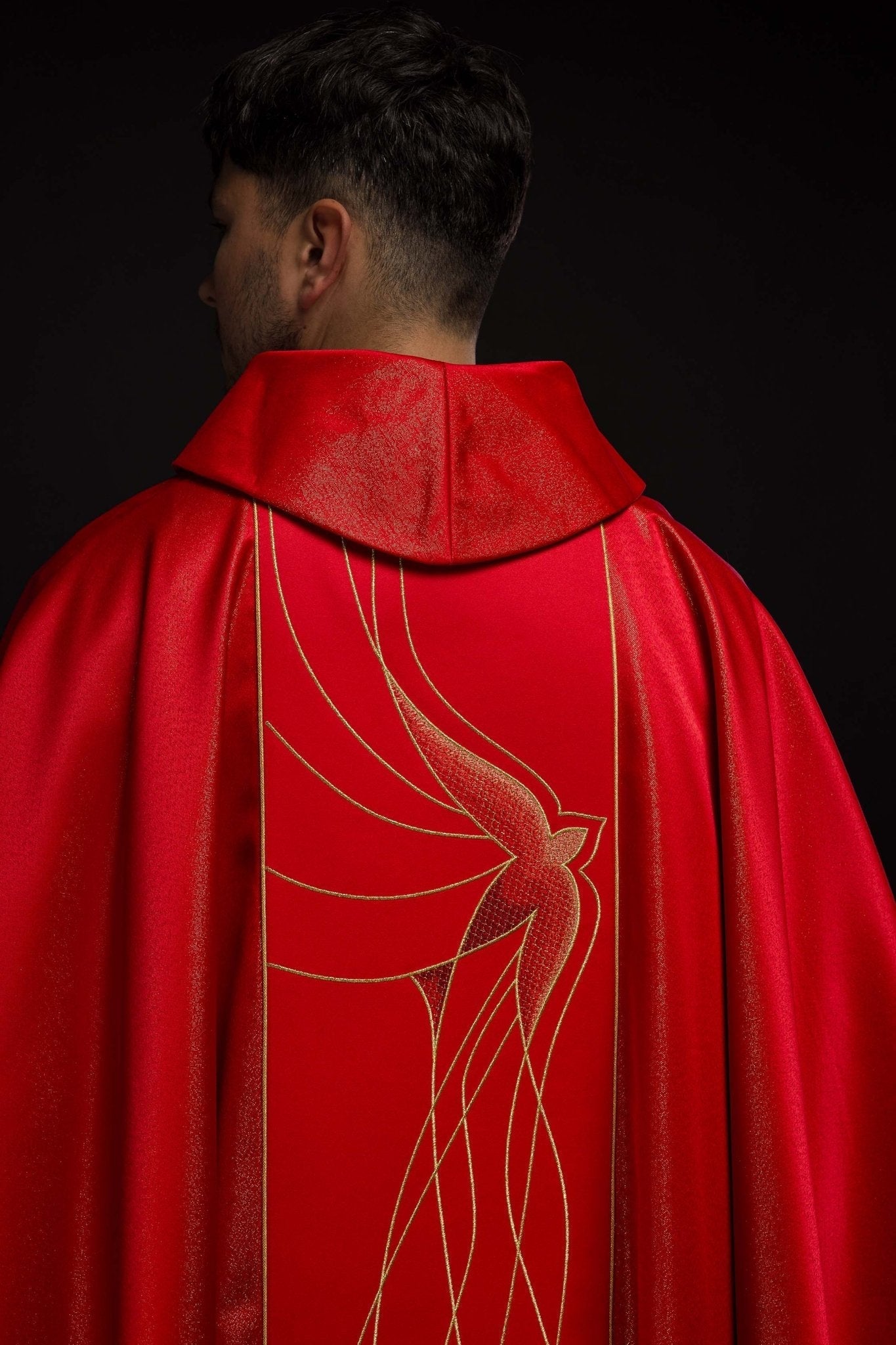 Chasuble made of shiny red fabric with a Holy Spirit Dove LE/7015/02 - HAFTINAUSA.COM