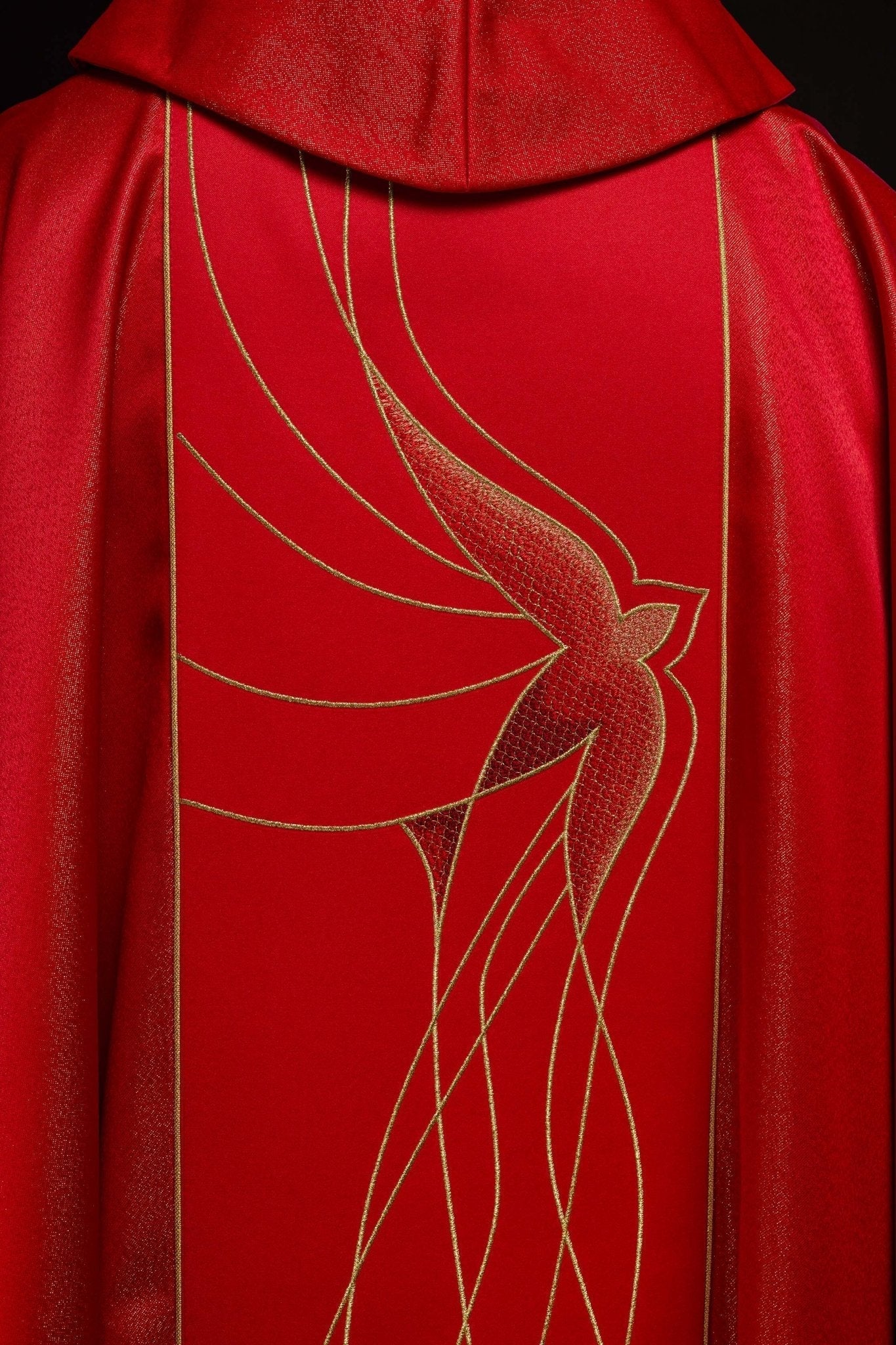 Chasuble made of shiny red fabric with a Holy Spirit Dove LE/7015/02 - HAFTINAUSA.COM