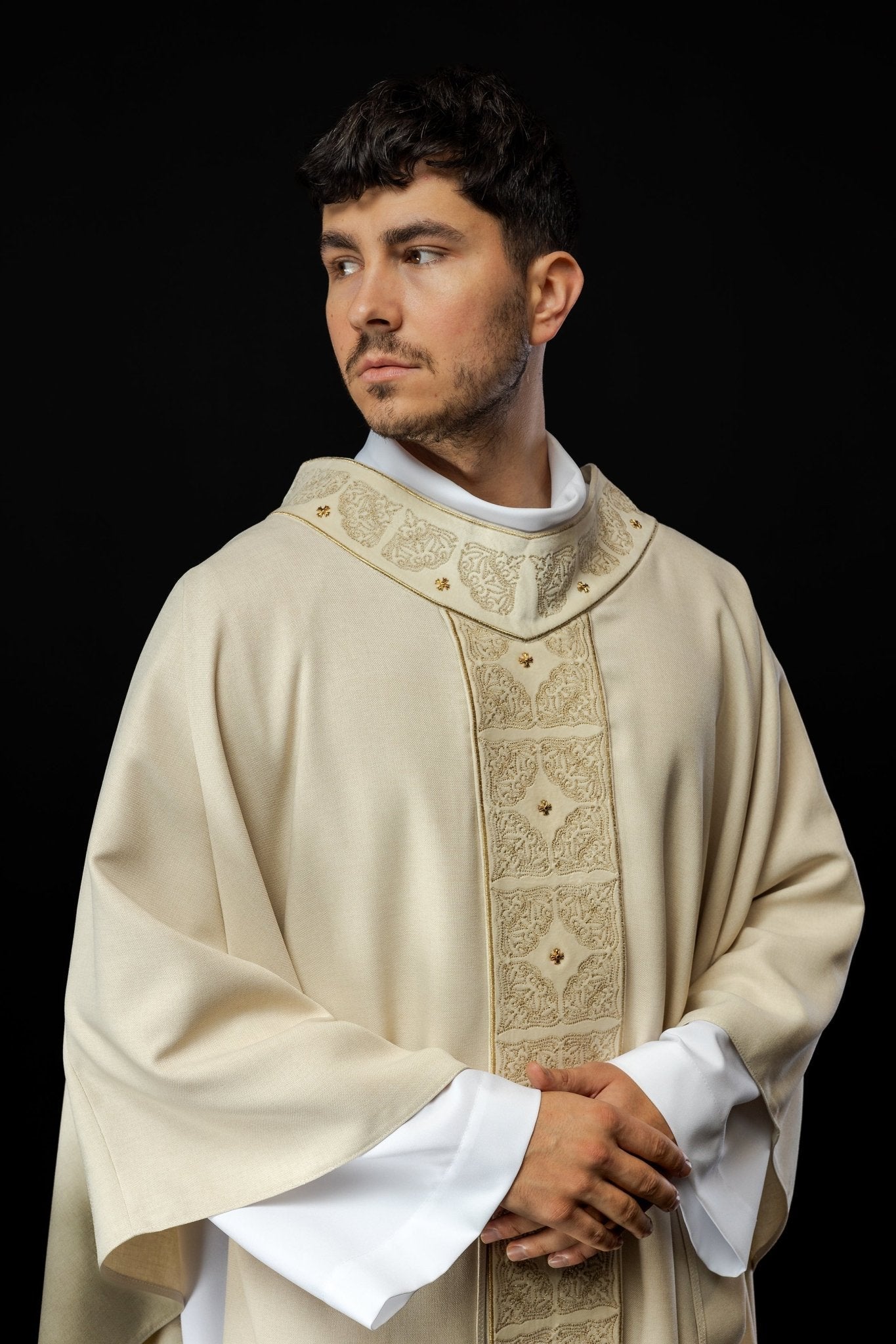 Chasuble made of velvet texture in ivory S - 7057 - 05 - 70 - HAFTINAUSA.COM