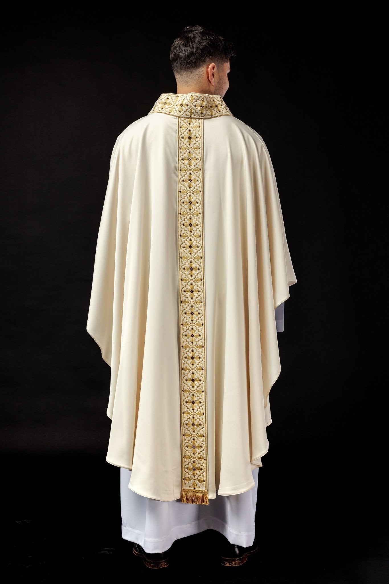 Chasuble richly adorned with 500 faceted stones LE/7004/05 - HAFTINAUSA.COM