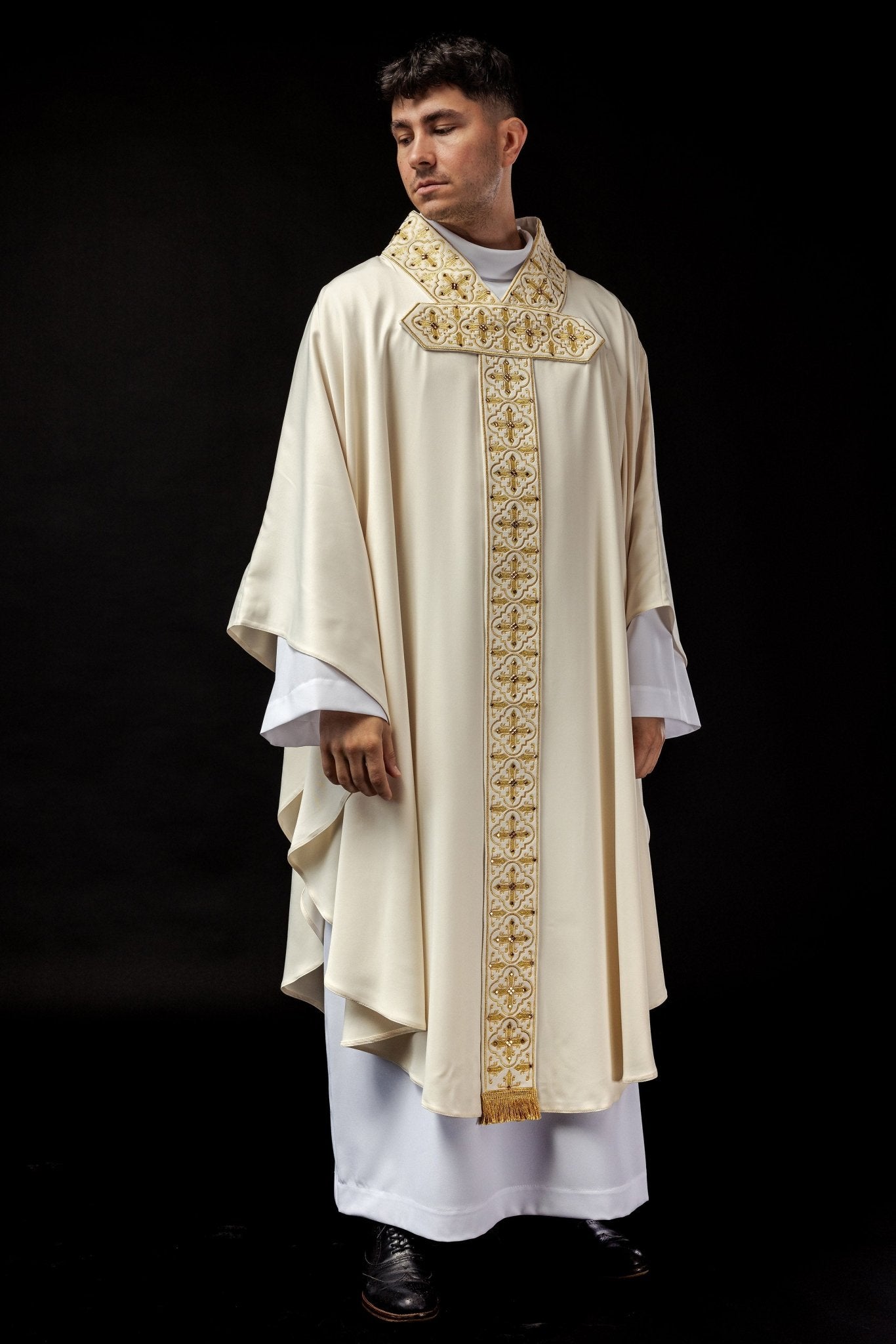 Chasuble richly adorned with 500 faceted stones LE/7004/05 - HAFTINAUSA.COM