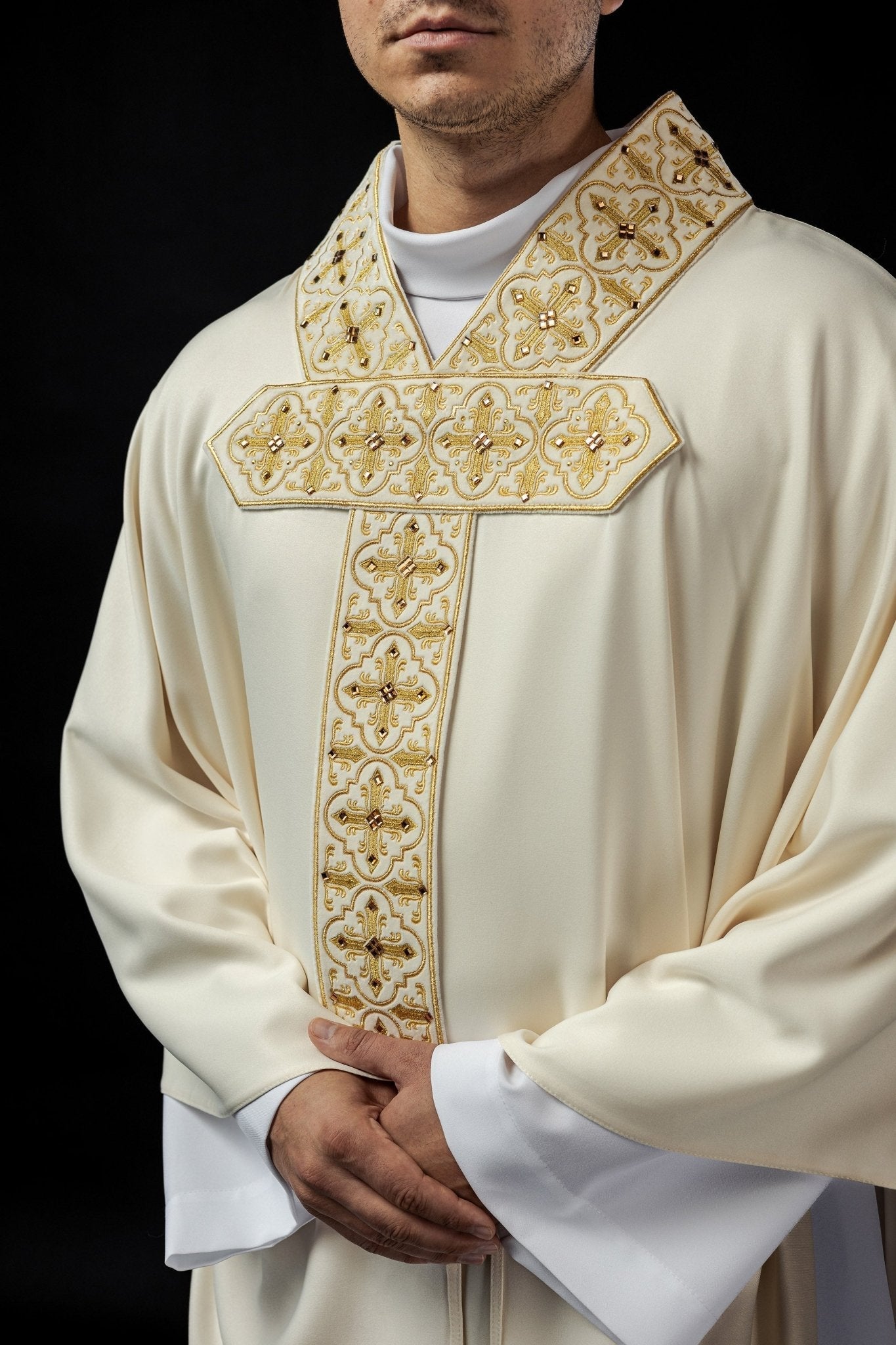 Chasuble richly adorned with 500 faceted stones LE/7004/05 - HAFTINAUSA.COM