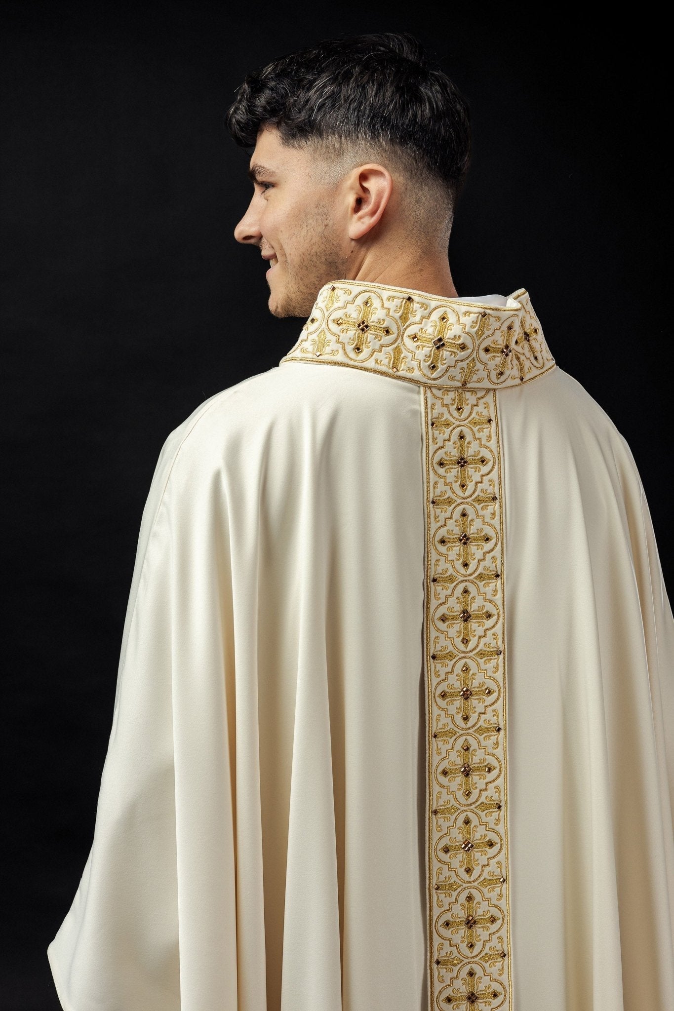 Chasuble richly adorned with 500 faceted stones LE/7004/05 - HAFTINAUSA.COM