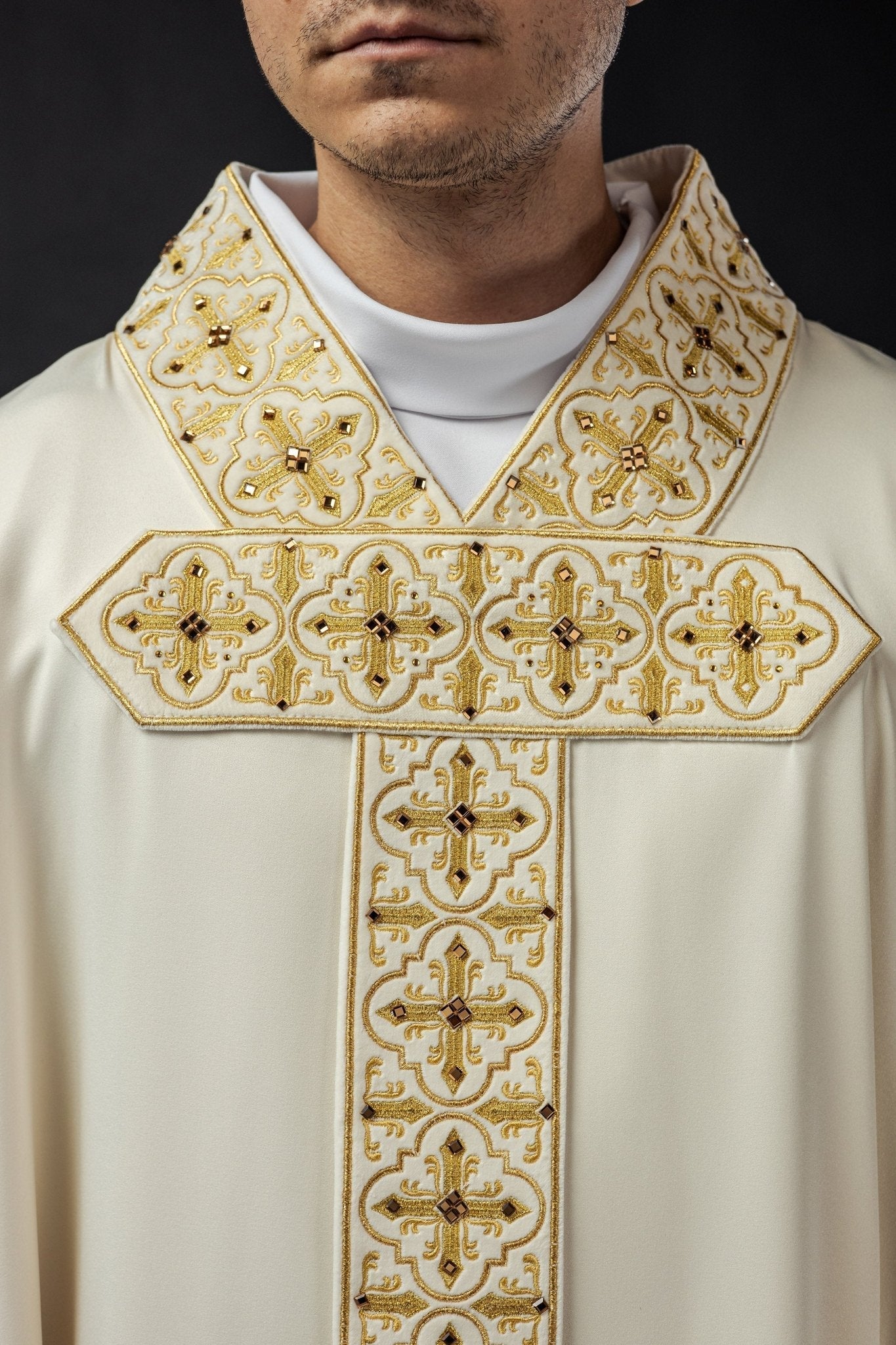 Chasuble richly adorned with 500 faceted stones LE/7004/05 - HAFTINAUSA.COM
