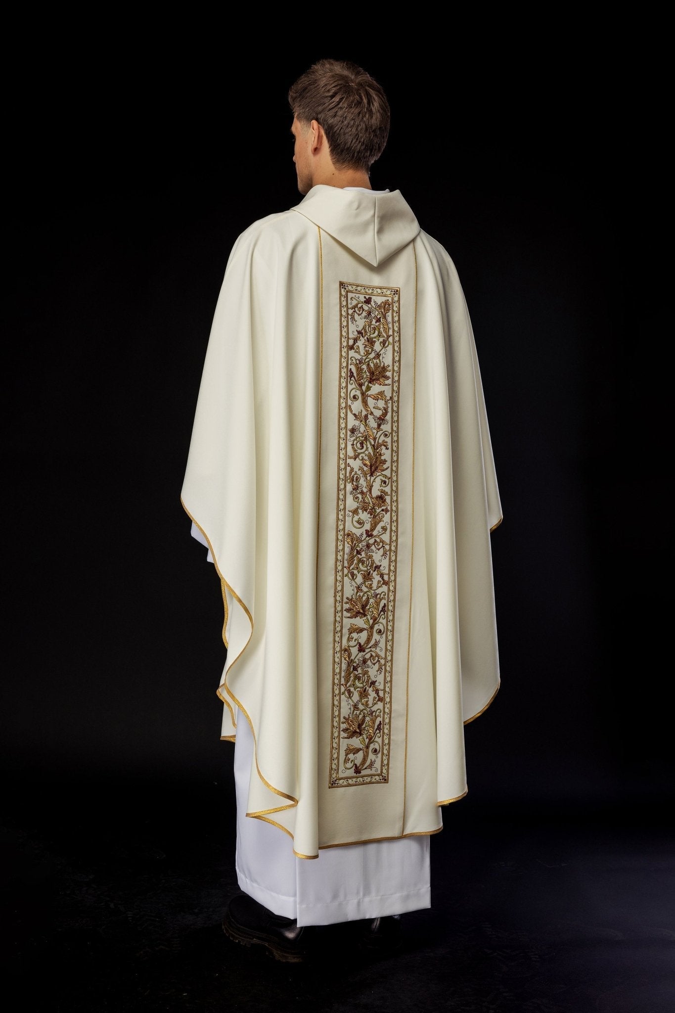 Chasuble richly adorned with IHS motif in ecru KOR/056/05/01 ECRU - HAFTINAUSA.COM