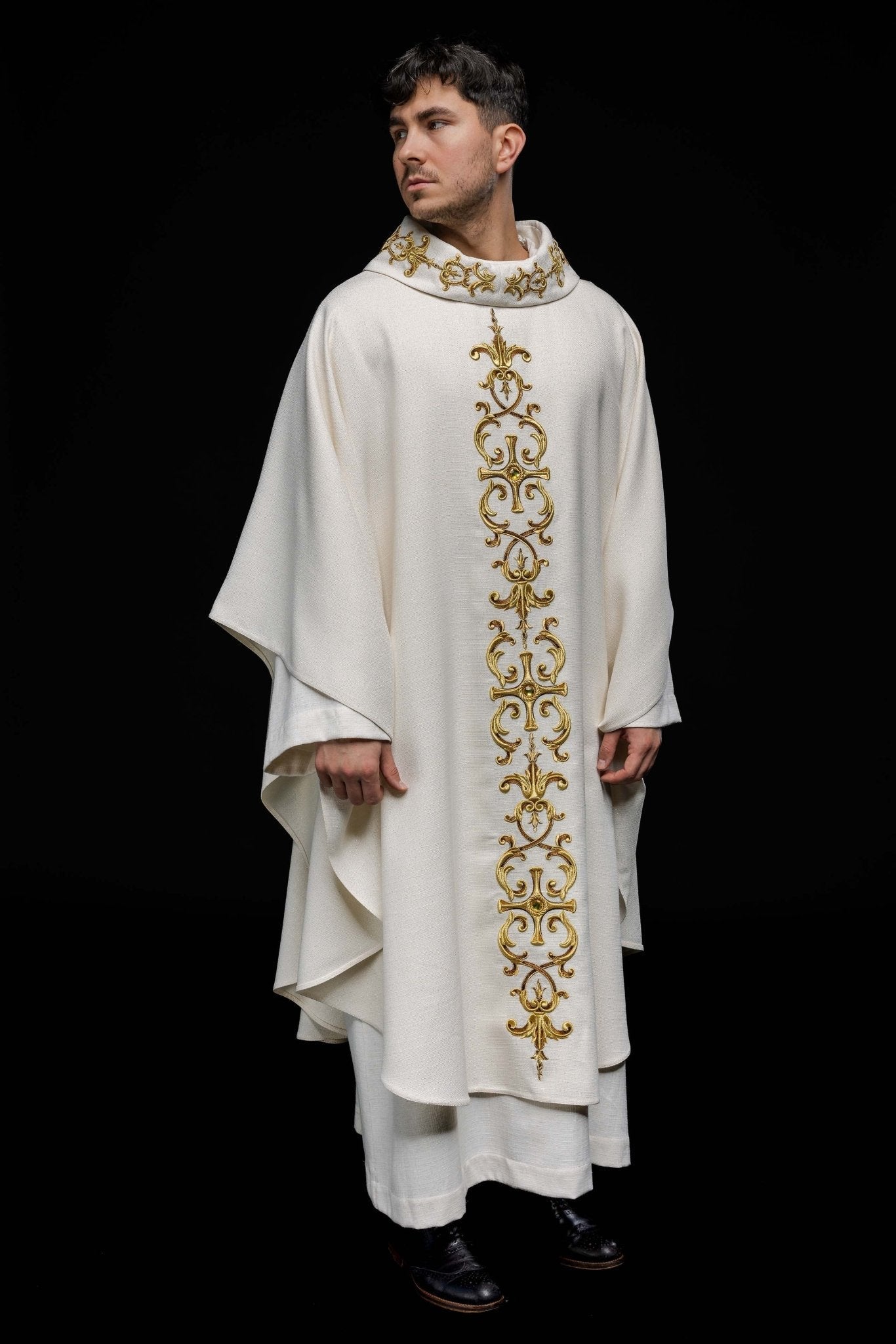 Chasuble richly embroidered, adorned with gemstones LE/7014/05 - HAFTINAUSA.COM