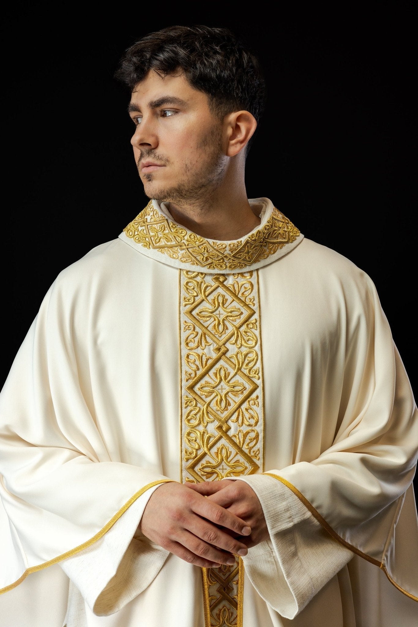 Chasuble richly embroidered floral motif with crosses Ecru LE/7027/05 - HAFTINAUSA.COM