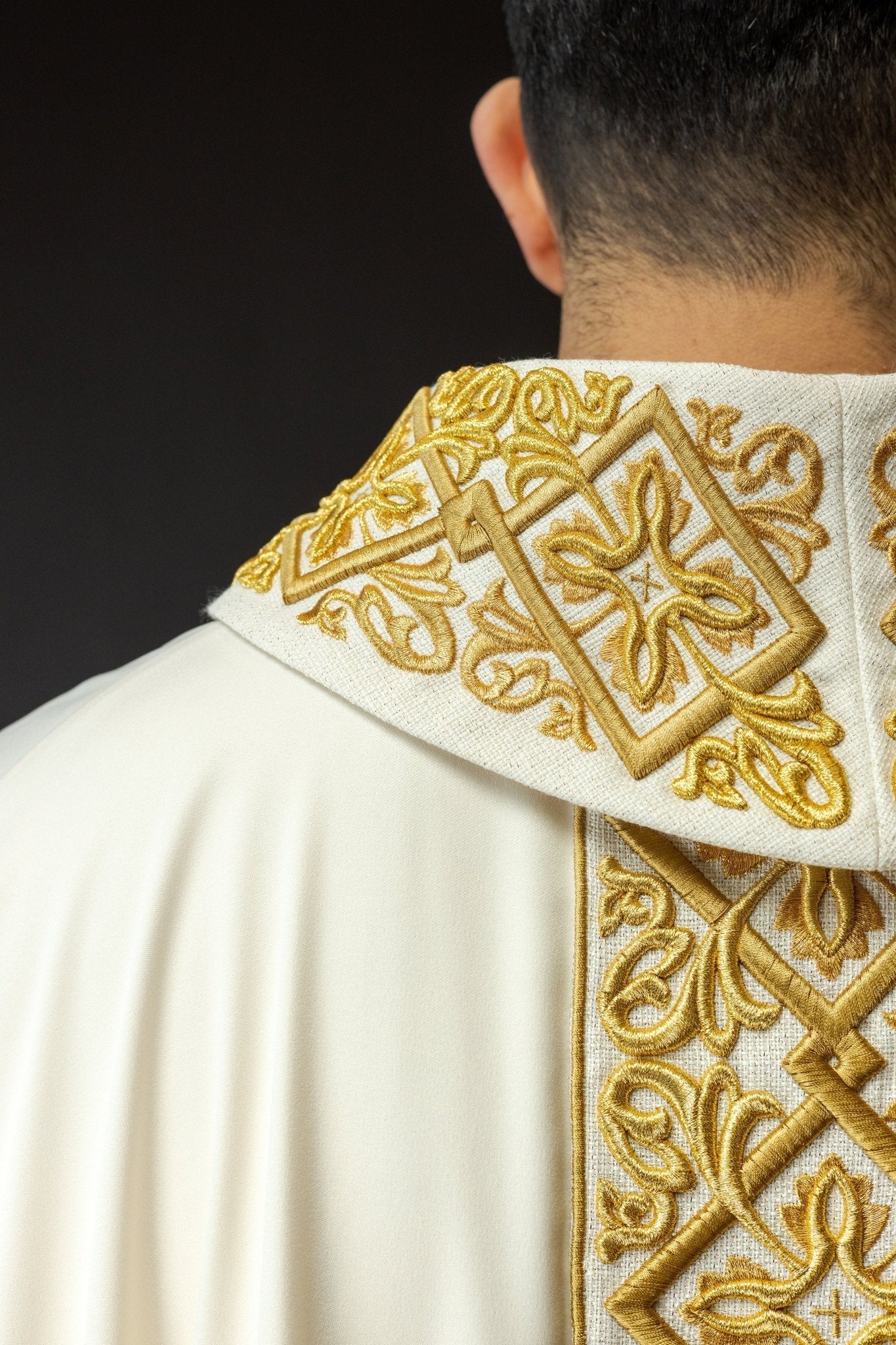 Chasuble richly embroidered floral motif with crosses Ecru LE/7027/05 - HAFTINAUSA.COM