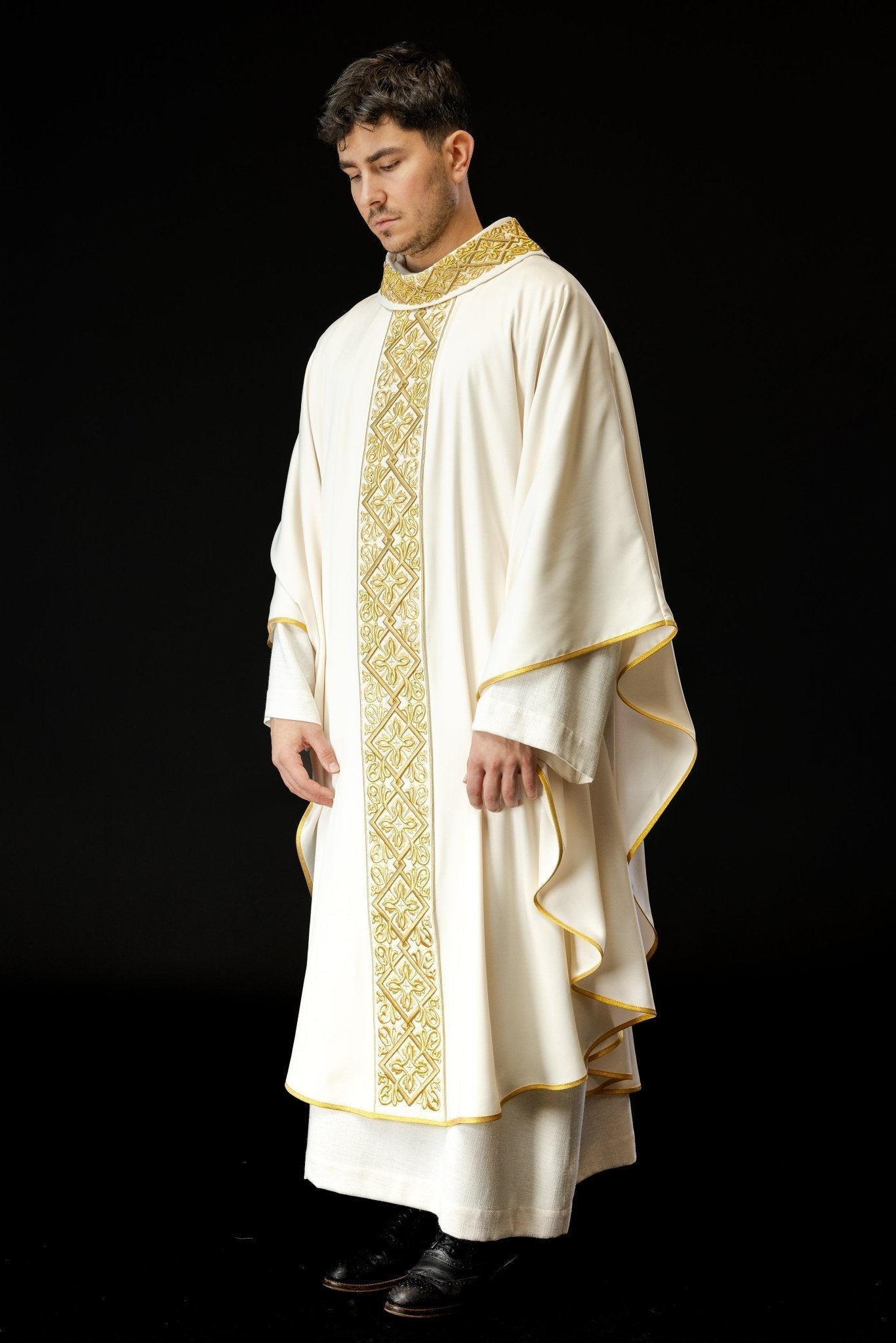 Chasuble richly embroidered floral motif with crosses Ecru LE/7027/05 - HAFTINAUSA.COM