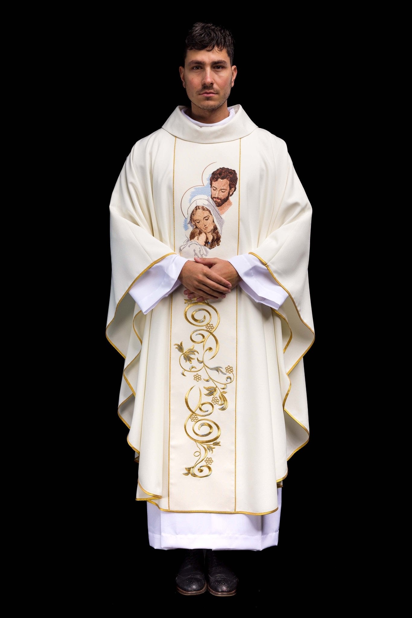Chasuble richly embroidered with an image of the Holy Family in ecru KOR/196/05/01 ECRU - CHASUBLES.COM