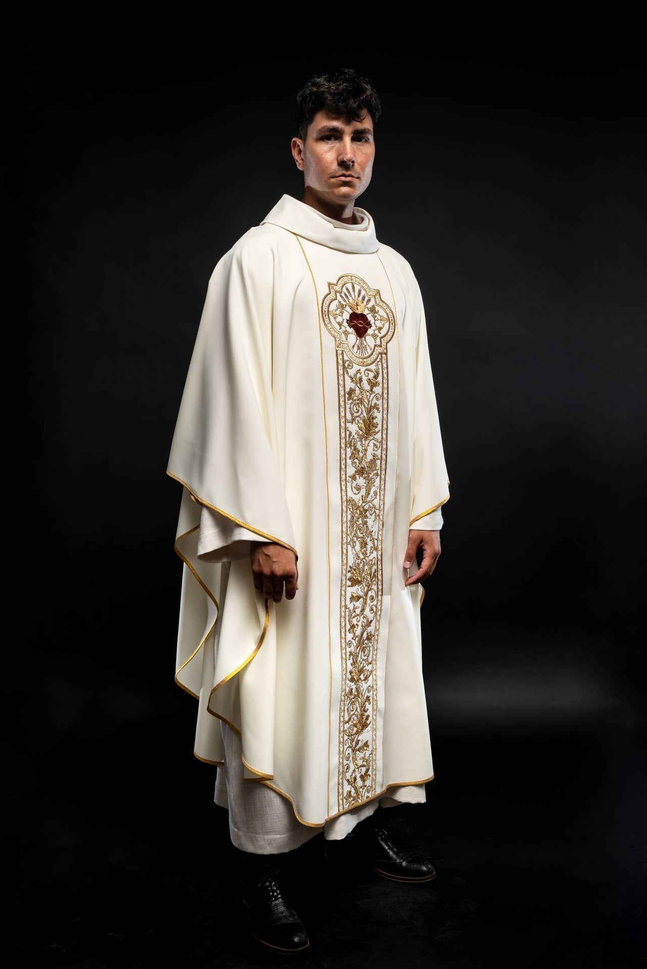Chasuble richly embroidered with the symbol of the Sacred Heart of Jesus in ecru KOR/109/05/01 ECRU - CHASUBLES.COM