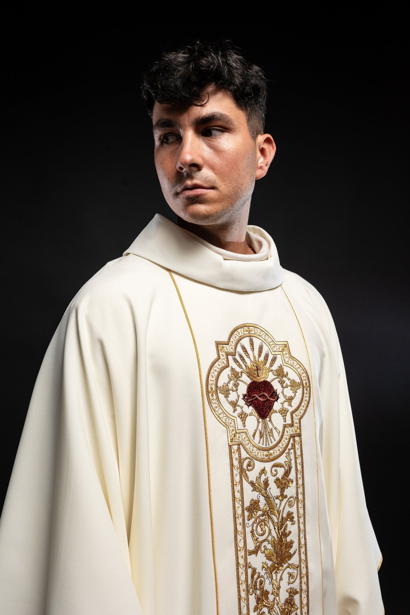 Chasuble richly embroidered with the symbol of the Sacred Heart of Jesus in ecru KOR/109/05/01 ECRU - HAFTINAUSA.COM
