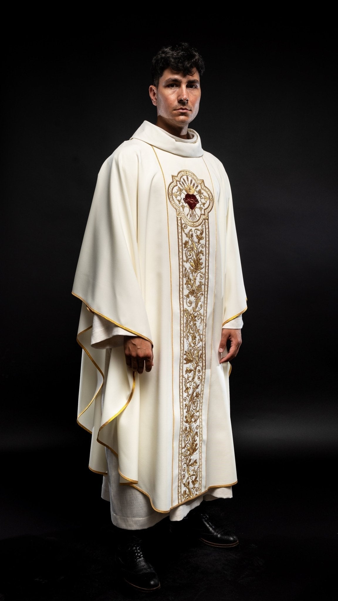 Chasuble richly embroidered with the symbol of the Sacred Heart of Jesus in ecru KOR/109/05/01 ECRU - HAFTINAUSA.COM