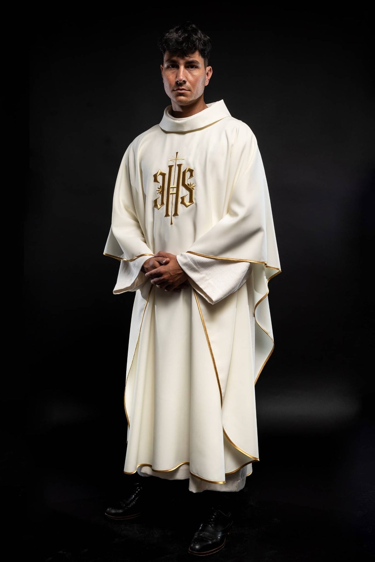 Chasuble with 3D embroidery IHS symbol KOR/010/05/12 ECRU - CHASUBLES.COM