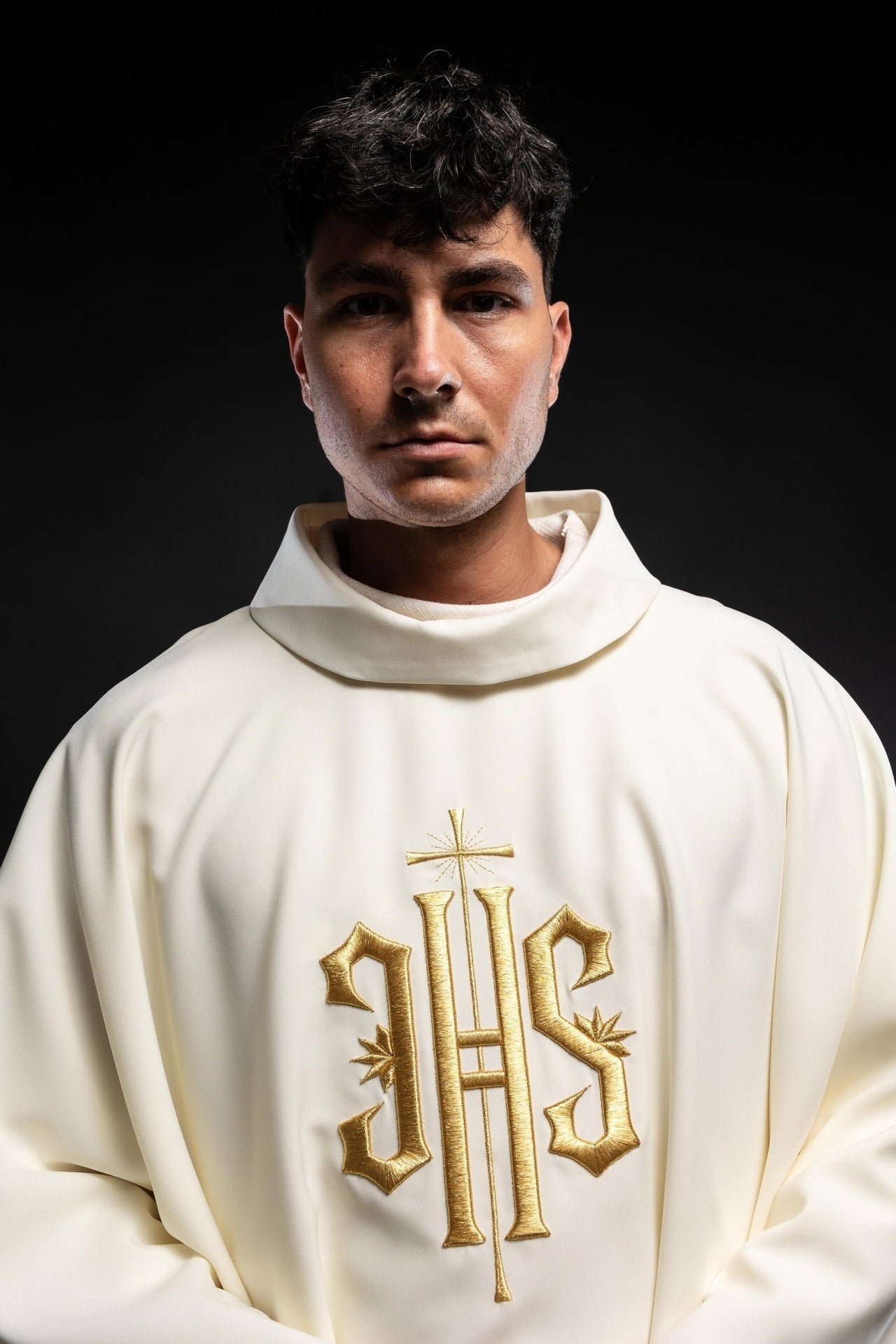 Chasuble with 3D embroidery IHS symbol KOR/010/05/12 ECRU - CHASUBLES.COM