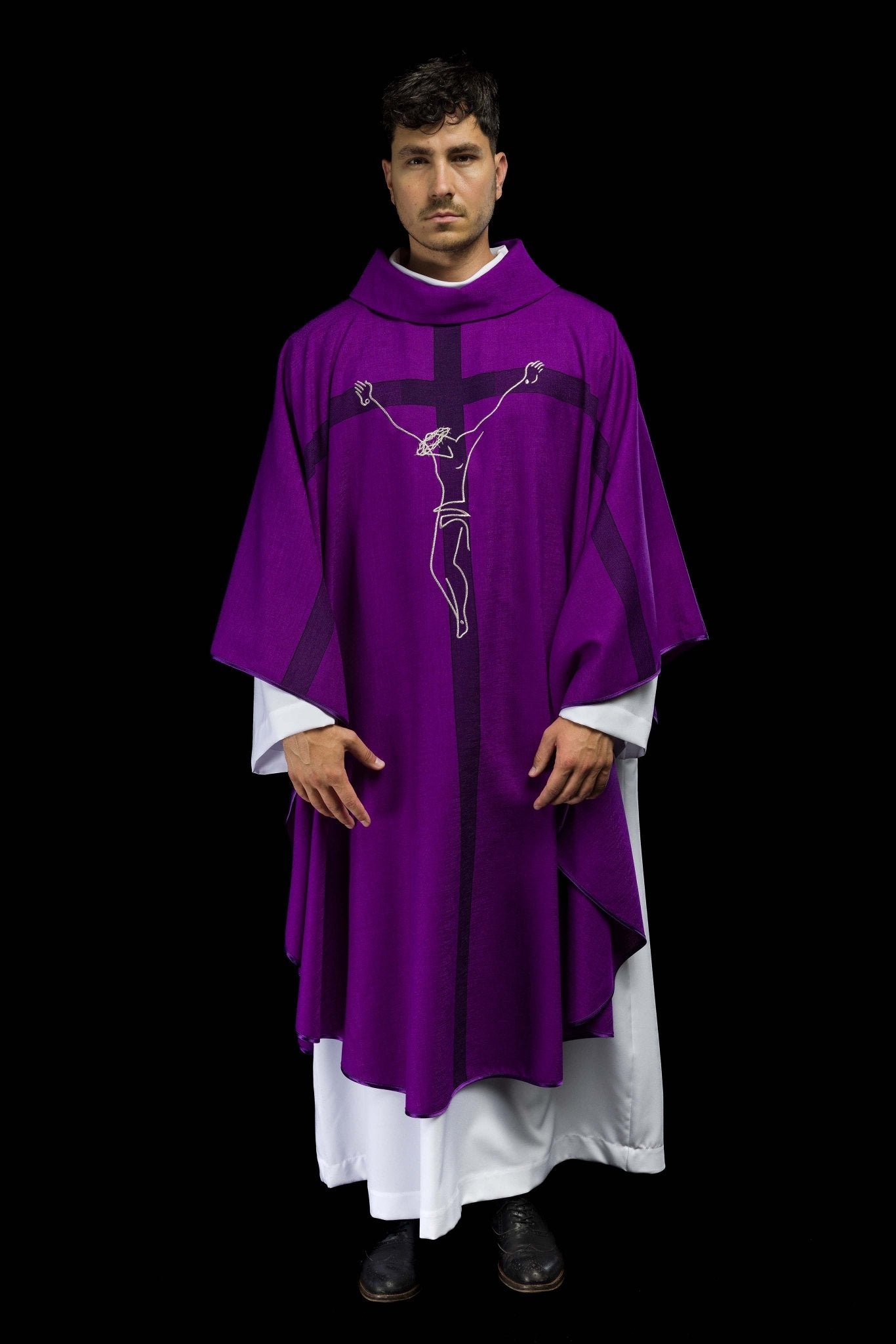 Chasuble with an icon of Jesus on the Cross in purple HA7049-03 FIOLET - CHASUBLES.COM