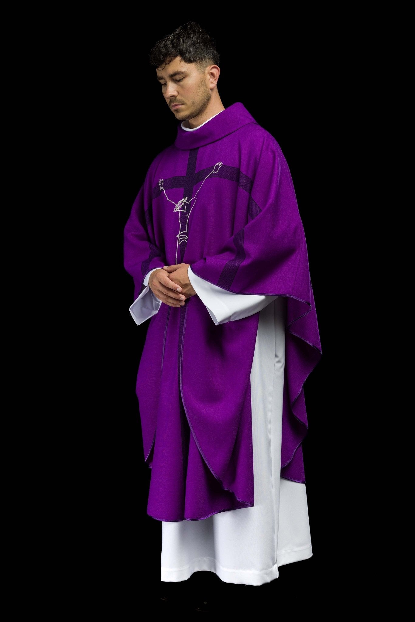 Chasuble with an icon of Jesus on the Cross in purple HA7049-03 FIOLET - CHASUBLES.COM