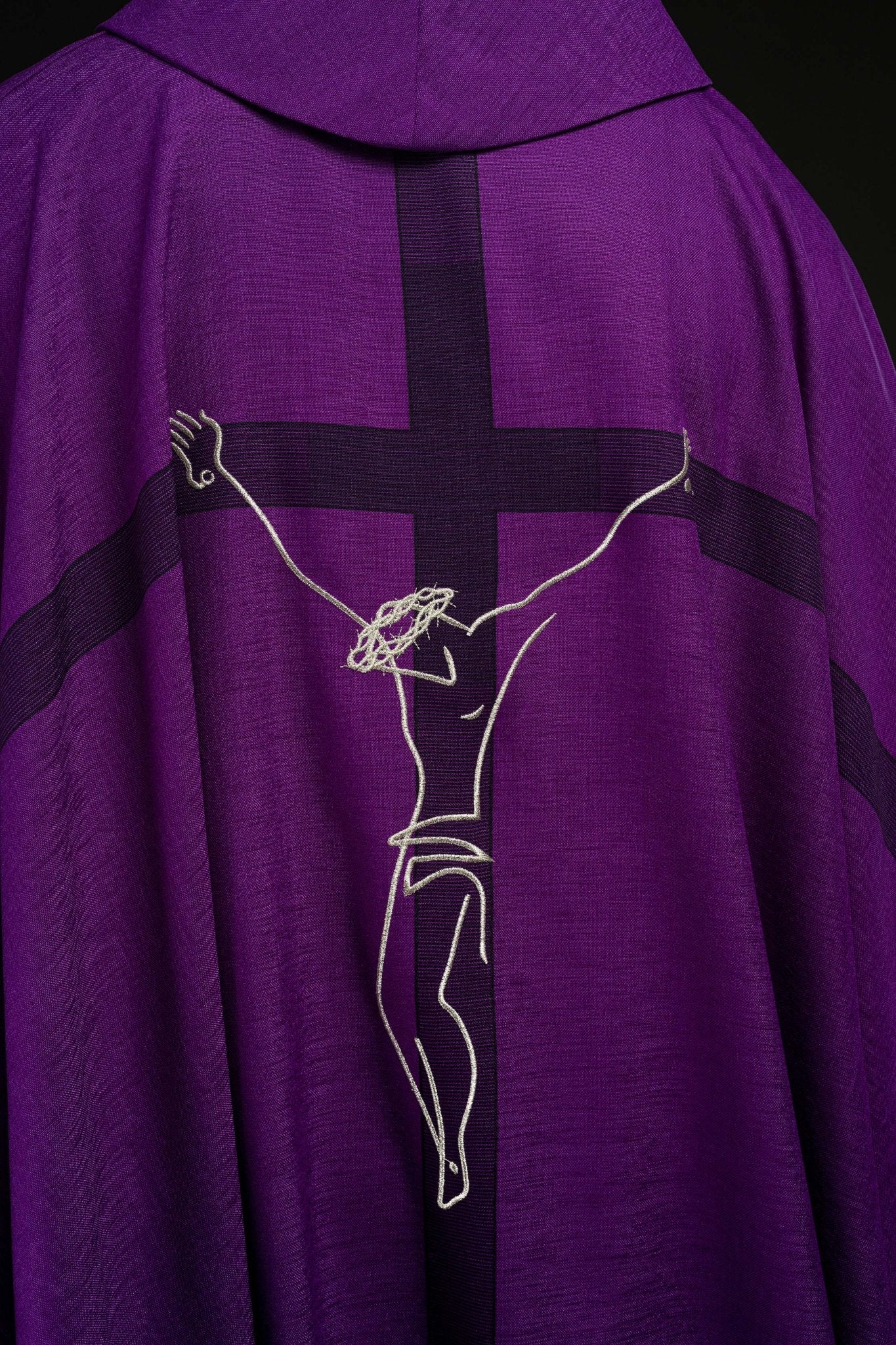 Chasuble with an icon of Jesus on the Cross in purple HA7049-03 FIOLET - CHASUBLES.COM