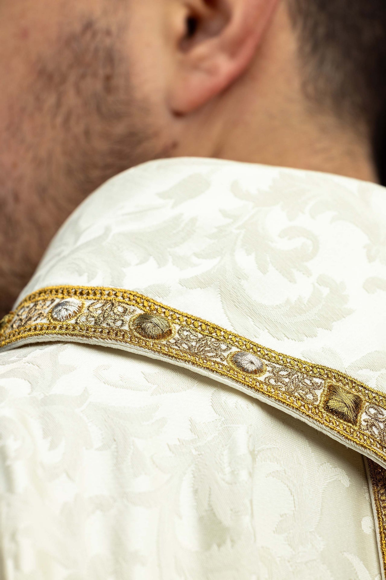 Chasuble with cincture and embroidered Easter Lamb on jacquard fabric S-7172-05-88 - CHASUBLES.COM