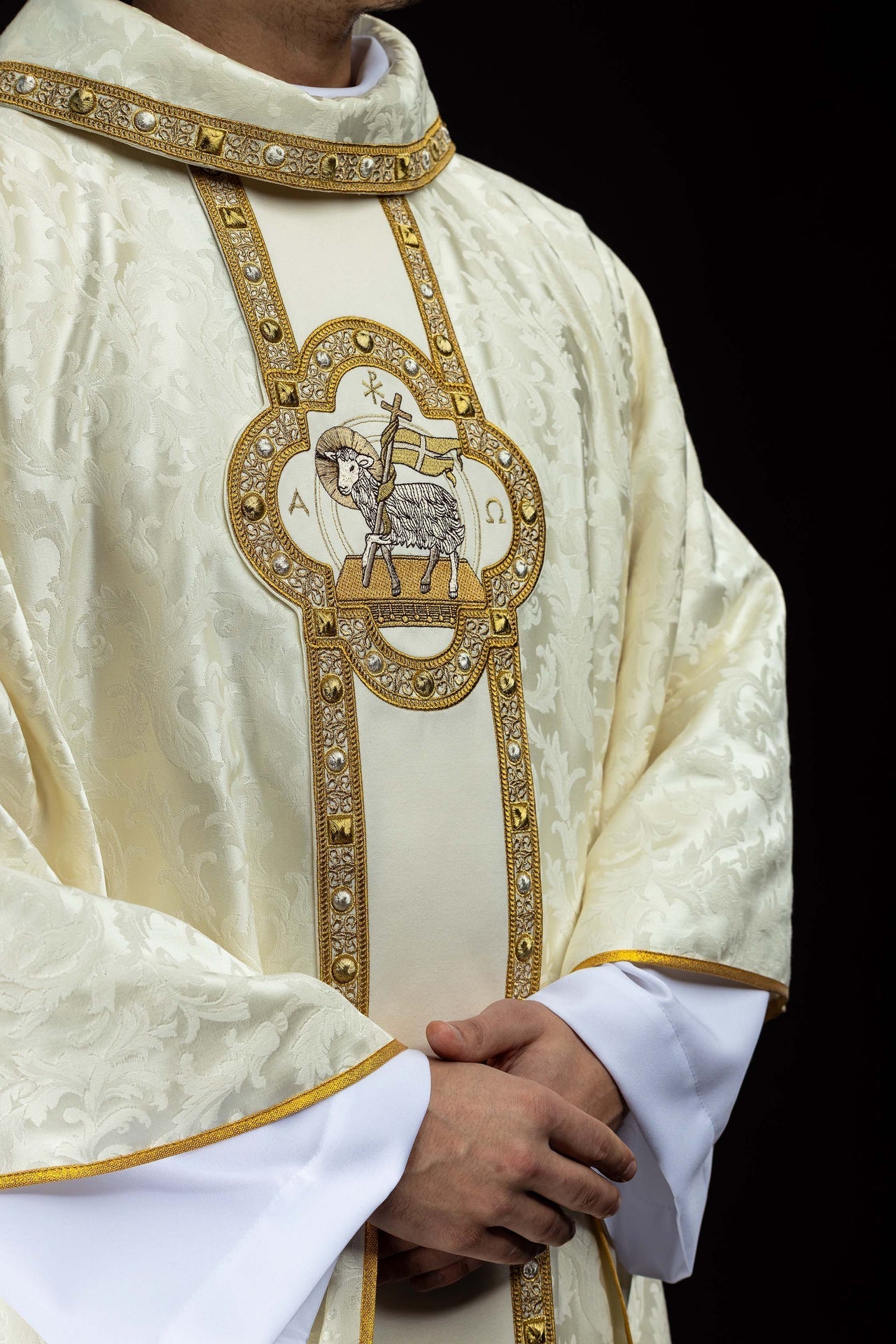 Chasuble with cincture and embroidered Easter Lamb on jacquard fabric S-7172-05-88 - CHASUBLES.COM