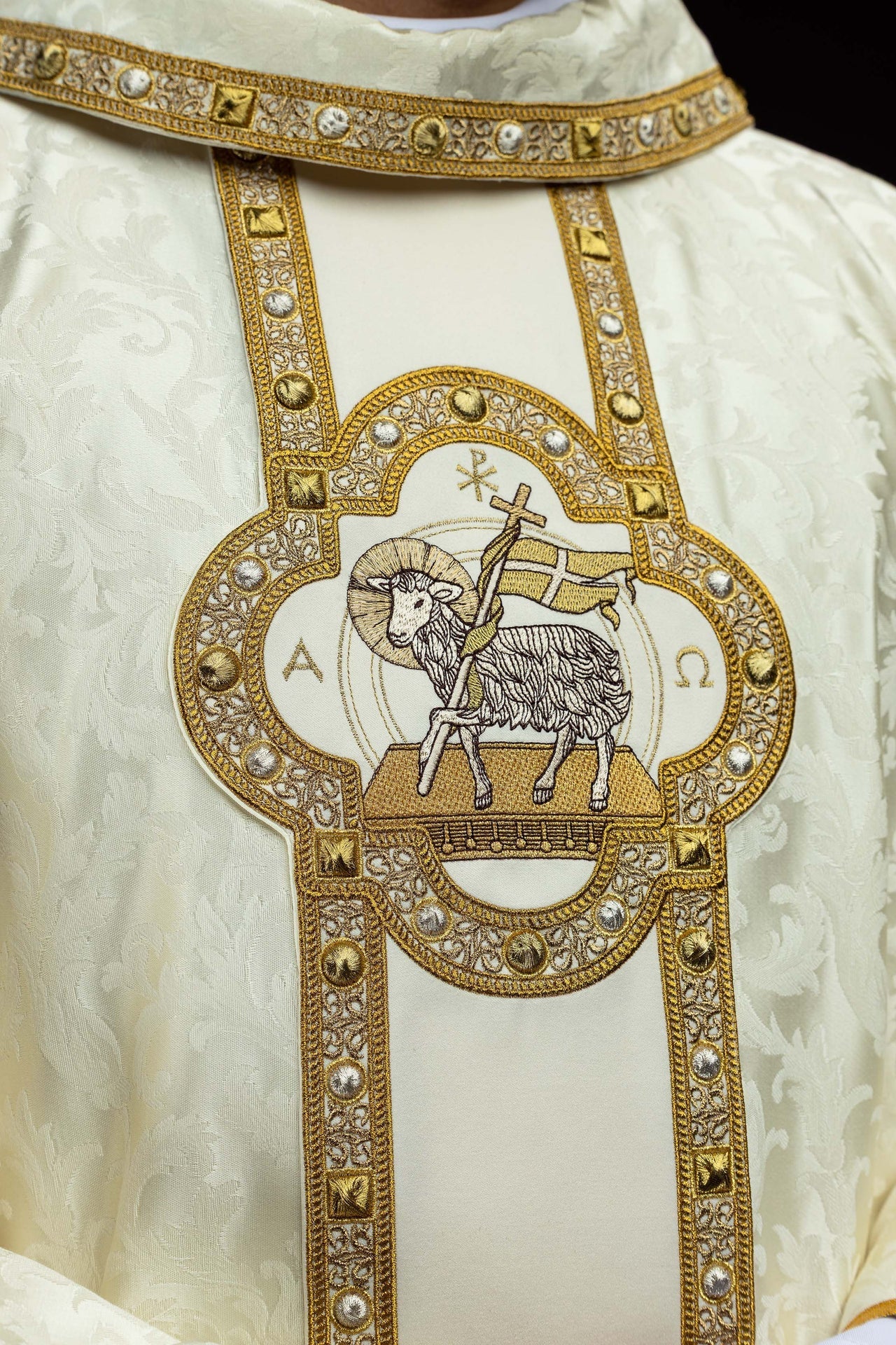 Chasuble with cincture and embroidered Easter Lamb on jacquard fabric S-7172-05-88 - CHASUBLES.COM