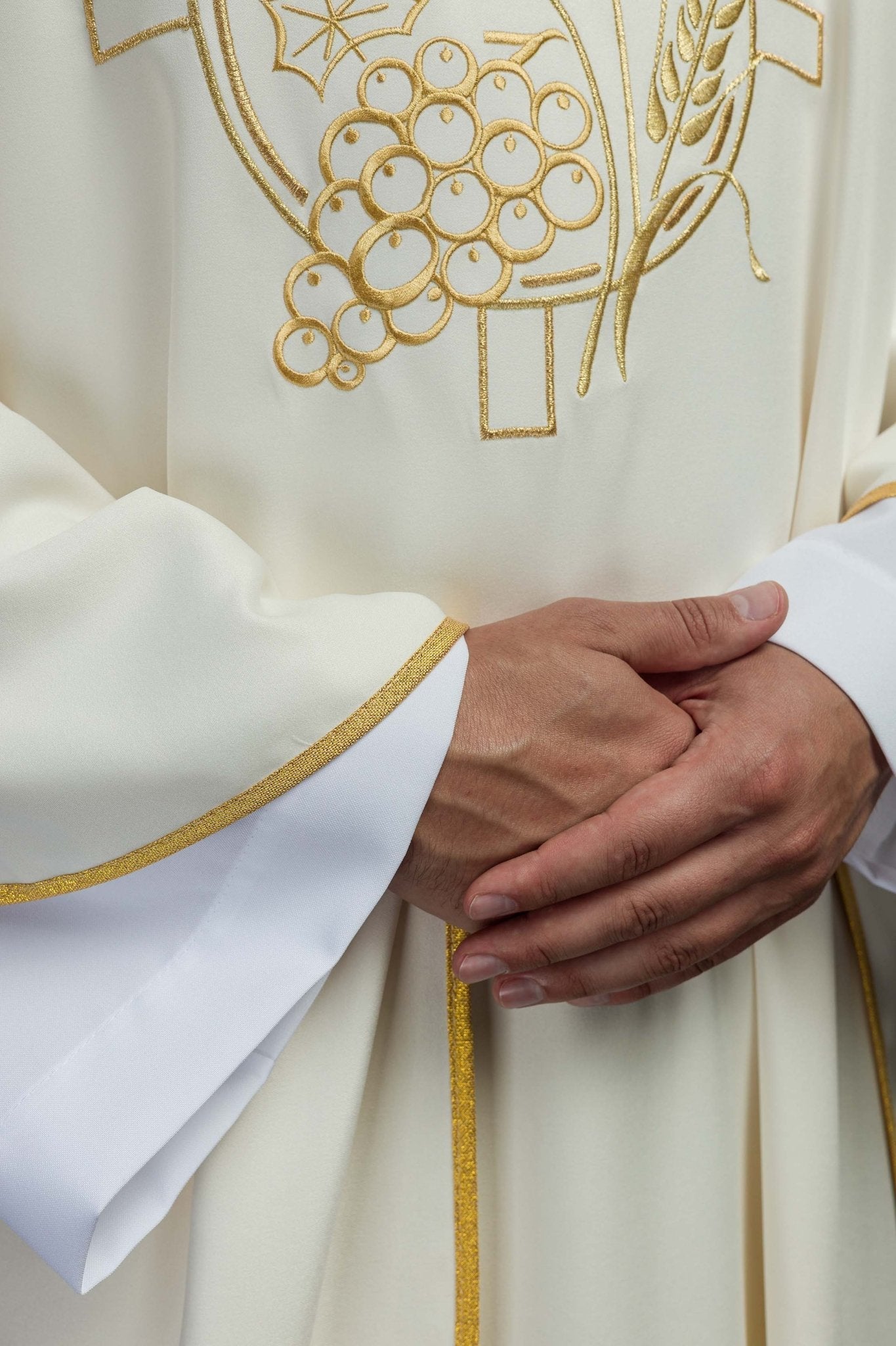 Chasuble with embroidered cross and ear motifs in ecru color S - 7054 - 05 - 53 - HAFTINAUSA.COM