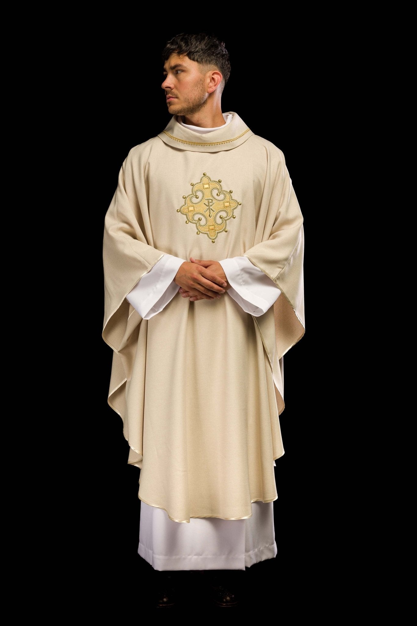 Chasuble with embroidered cross and gold trim on the ecru collar S - 7065 - 05 - 70 - HAFTINAUSA.COM