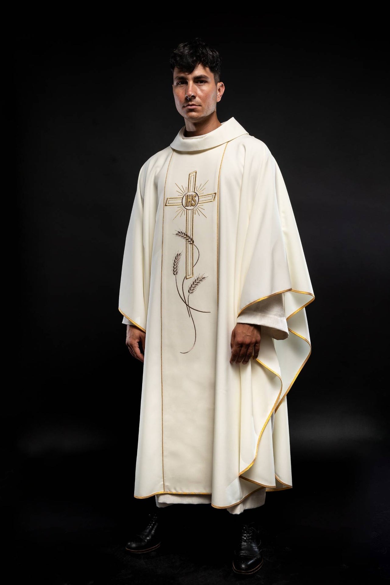 Chasuble with embroidered Cross IHS symbol in ecru KOR/074/05/01 ECRU - CHASUBLES.COM