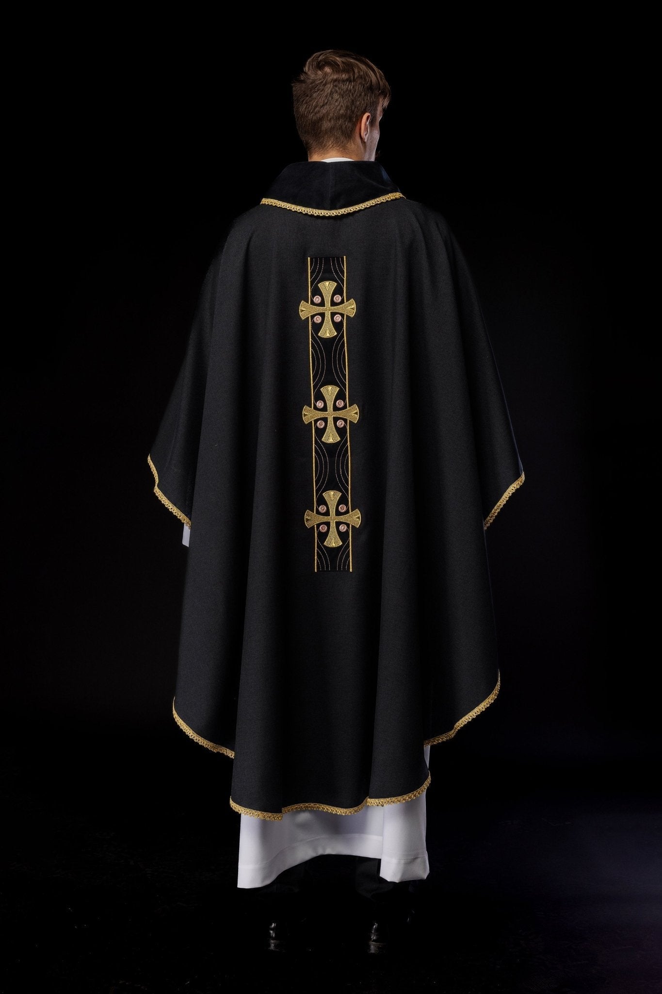 Chasuble with embroidered gold crosses and piping on the collar in black S - 7068 - 07 - 70 - HAFTINAUSA.COM