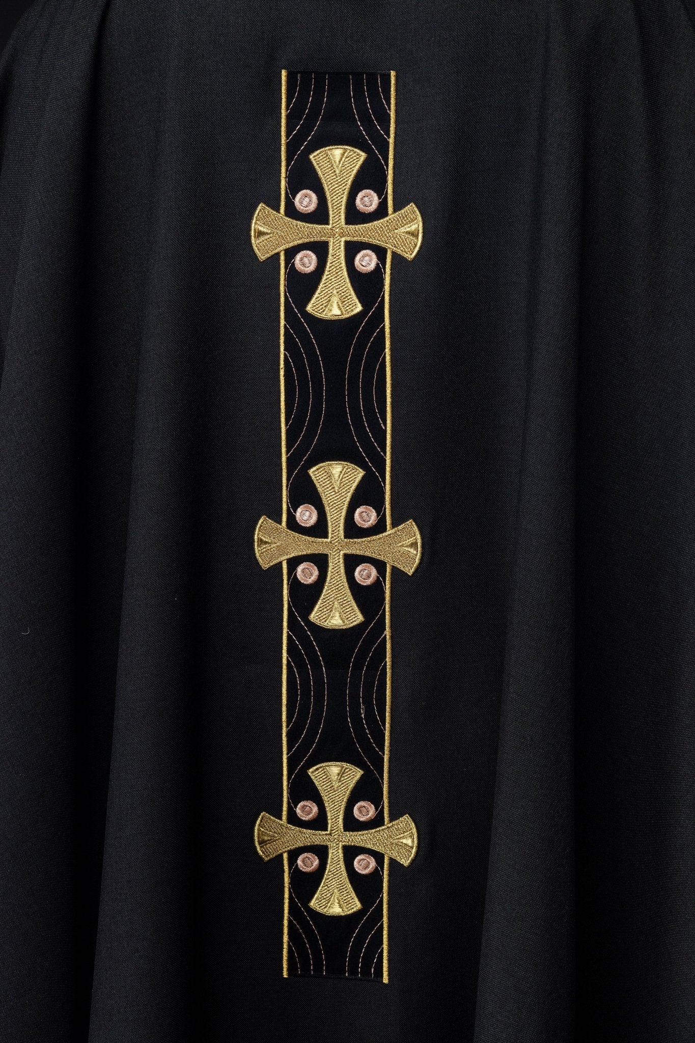 Chasuble with embroidered gold crosses and piping on the collar in black S - 7068 - 07 - 70 - HAFTINAUSA.COM