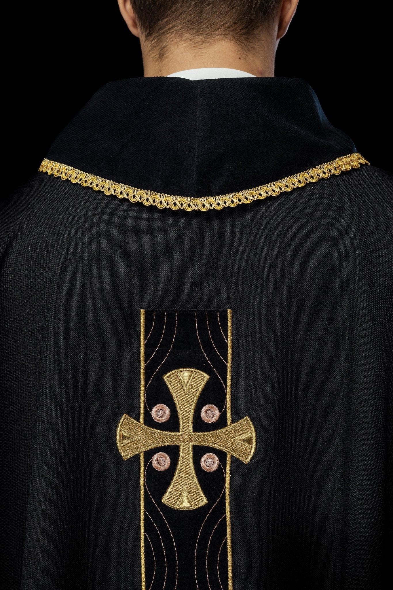 Chasuble with embroidered gold crosses and piping on the collar in black S - 7068 - 07 - 70 - HAFTINAUSA.COM